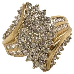 Anillo de Cóctel con Racimo de Diamantes Baguette y Redondos en Oro Amarillo