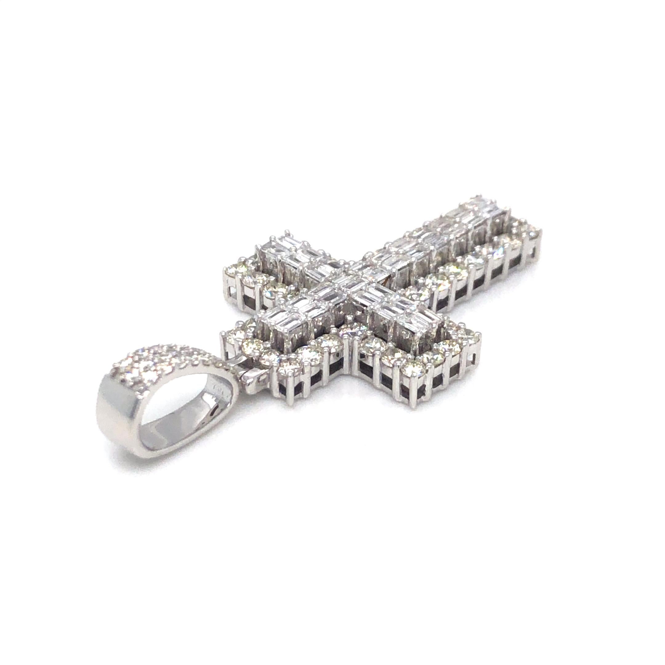 Baguette and Round Diamond Cross 14K White Gold In New Condition For Sale In Dallas, TX