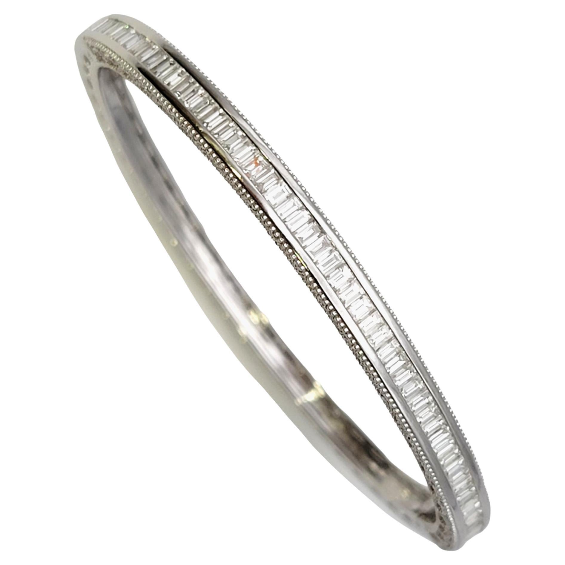 Bracelet jonc articulé en or blanc 18 carats avec diamants baguettes et ronds et milgrain