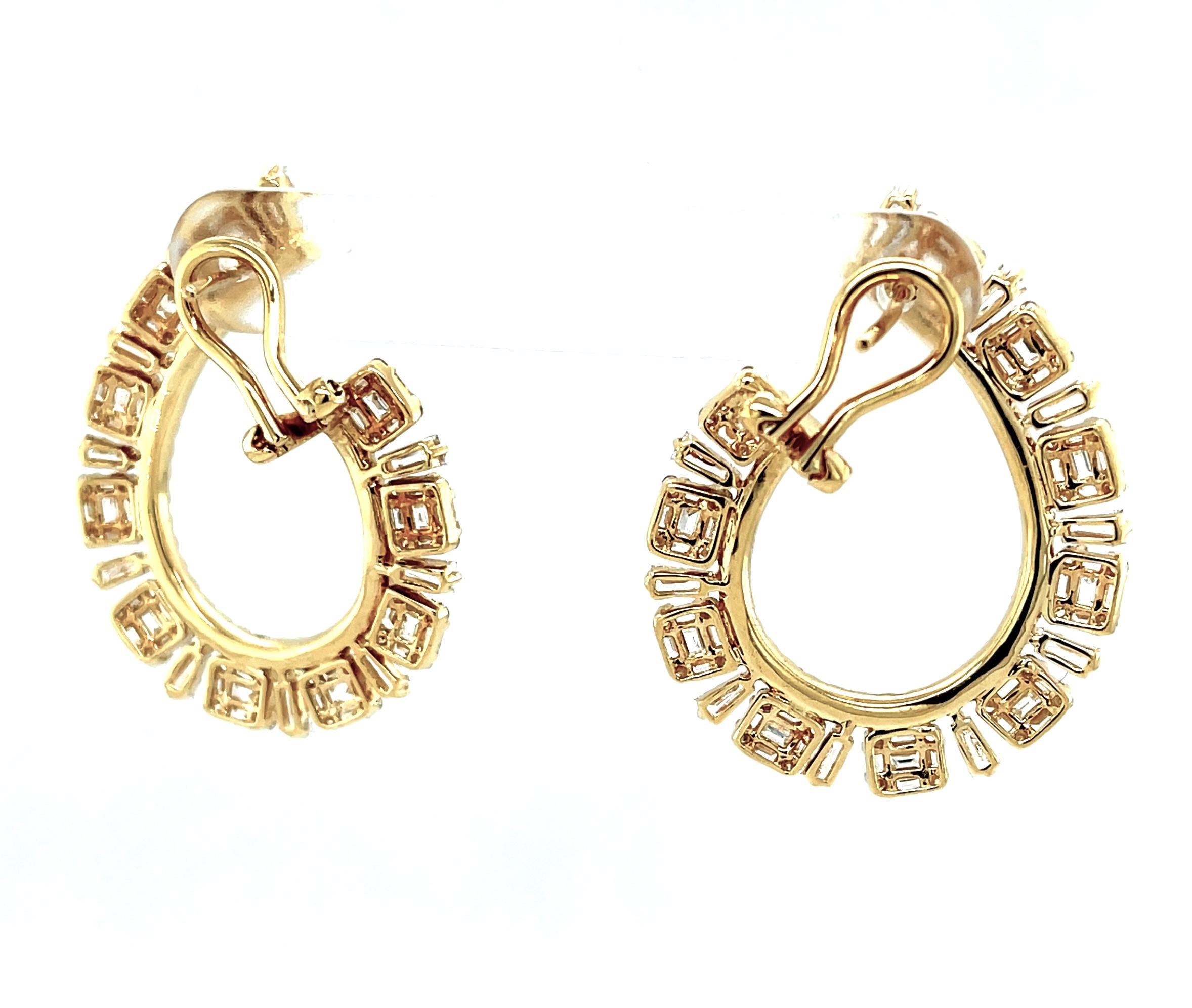 Ohrringe aus Gelbgold mit Baguette- und runden Diamanten, insgesamt 3,12 Karat im Zustand „Neu“ im Angebot in Los Angeles, CA