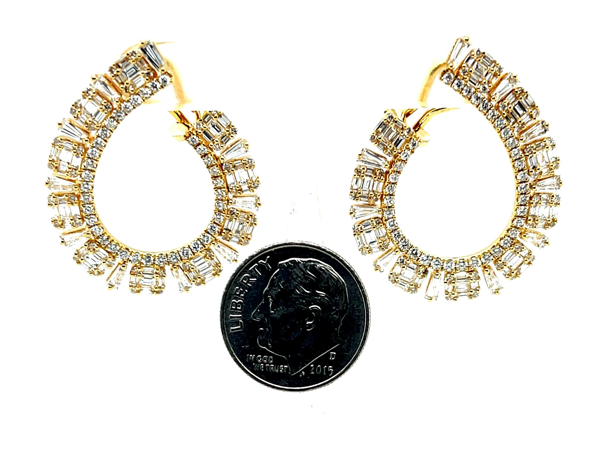 Baguette and Round Diamond Hoop Earrings in Yellow Gold, 3.12 Carats Total In New Condition For Sale In Los Angeles, CA