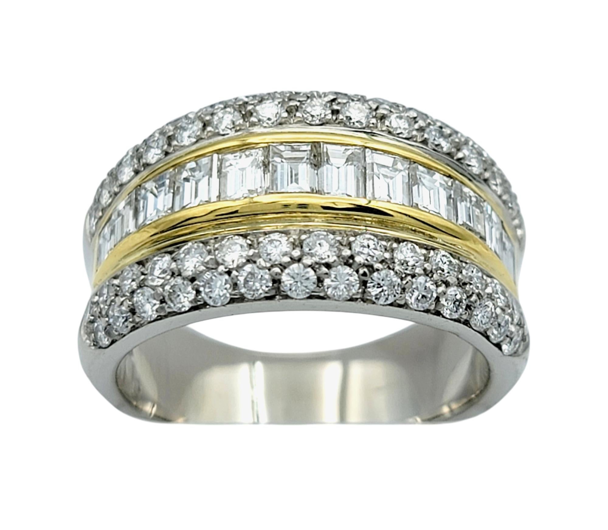 Contemporain Bague à plusieurs rangées de diamants baguettes et ronds en or jaune 14 carats et platine en vente