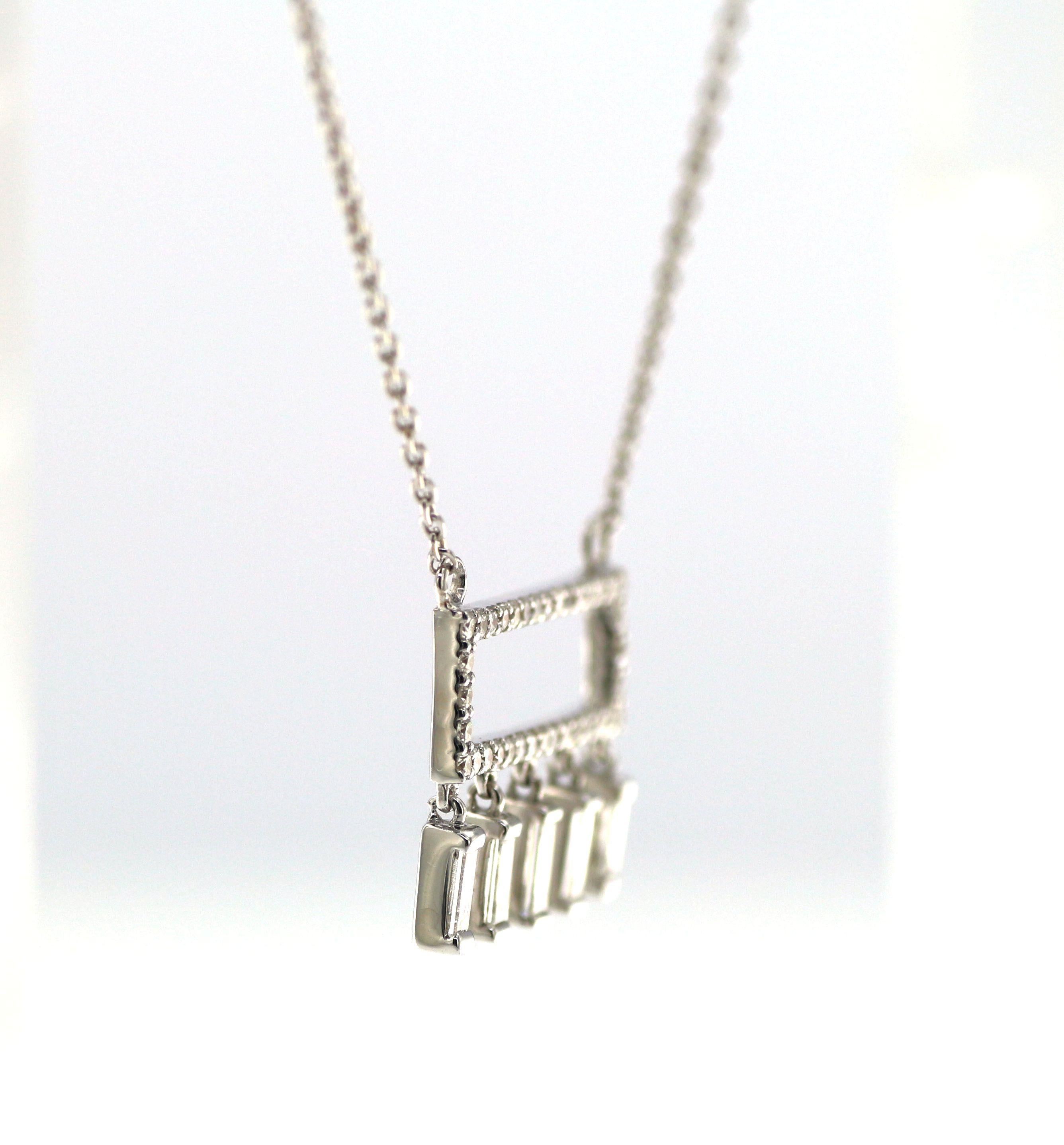 Questa collana contemporanea è realizzata in oro bianco 18 carati e offre un'estetica elegante e moderna. Il pezzo si distingue per il suo design geometrico, caratterizzato da un rettangolo orizzontale con pavé di diamanti rotondi per un totale di