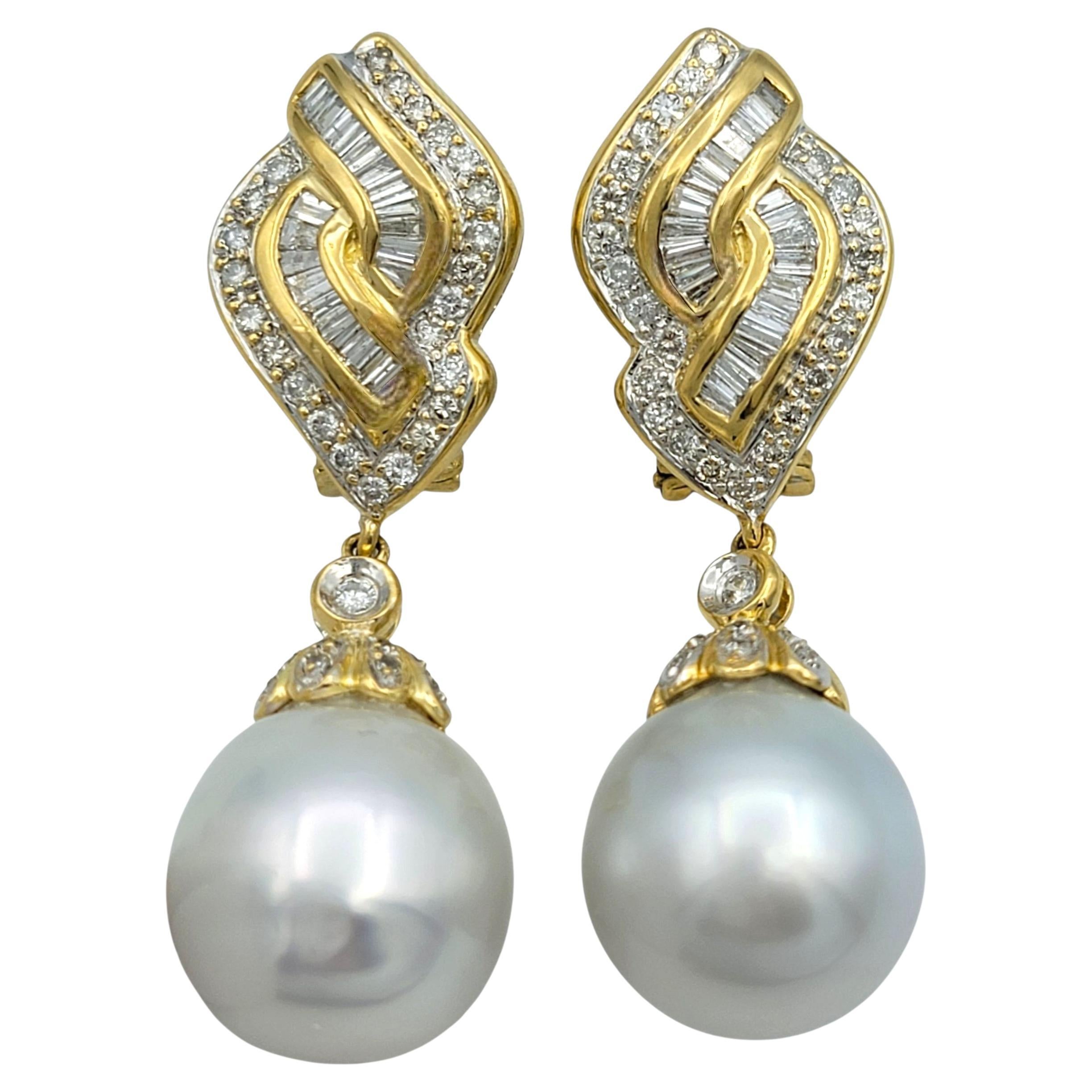 Ces élégantes boucles d'oreilles tombantes allient la grâce intemporelle des perles à l'éclat raffiné des diamants. Réalisé en or jaune 18 carats, ce modèle présente des perles lustrées suspendues sous des diamants ronds et baguettes disposés de