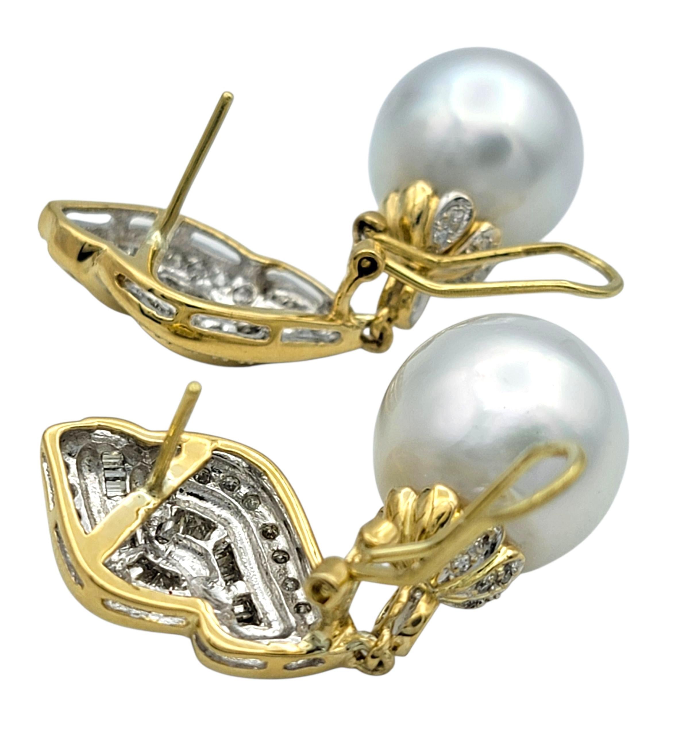 Contemporain Pendants d'oreilles en or jaune 18 carats avec perles en diamants baguettes et ronds en vente