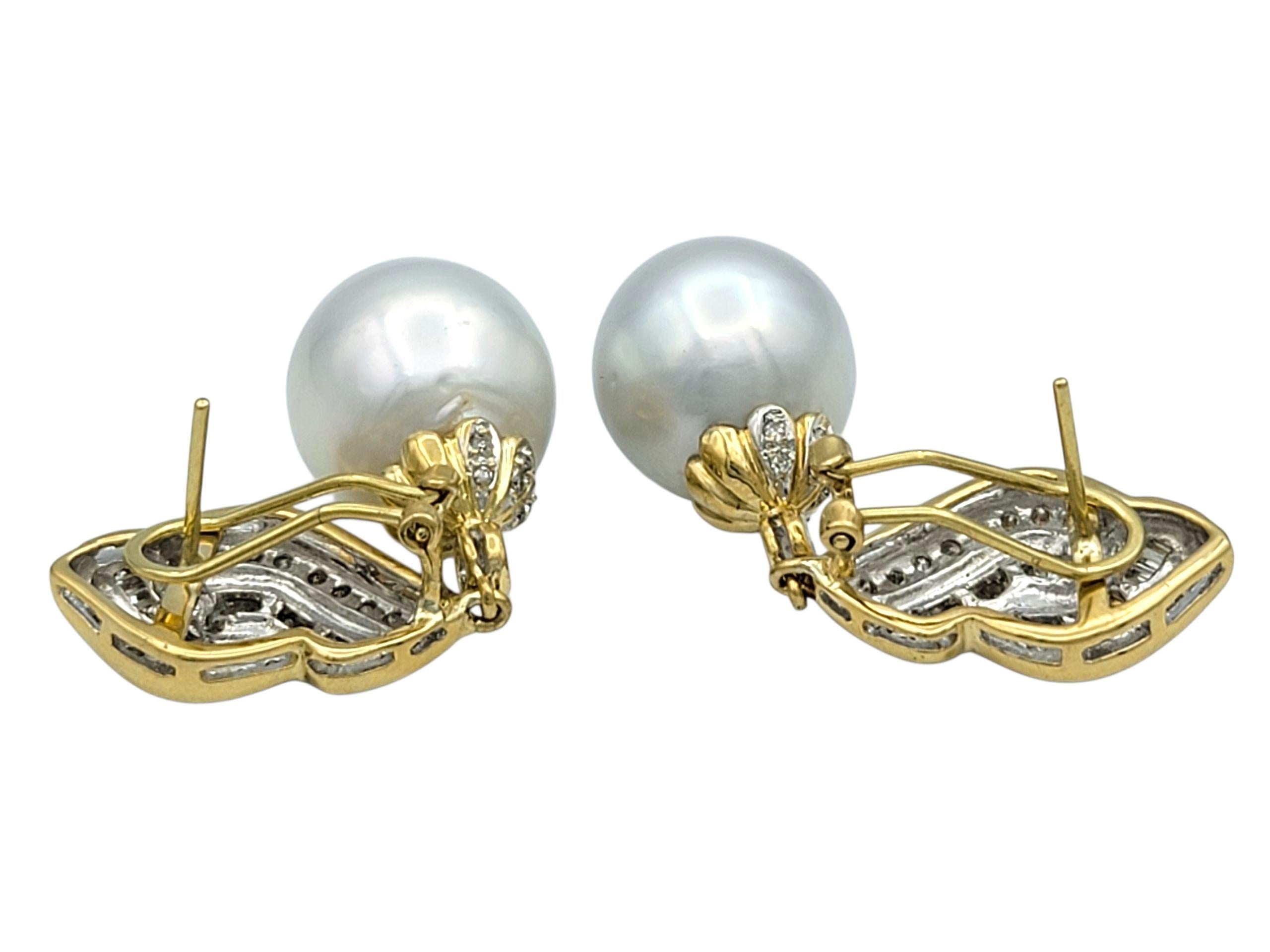 Taille ronde Pendants d'oreilles en or jaune 18 carats avec perles en diamants baguettes et ronds en vente