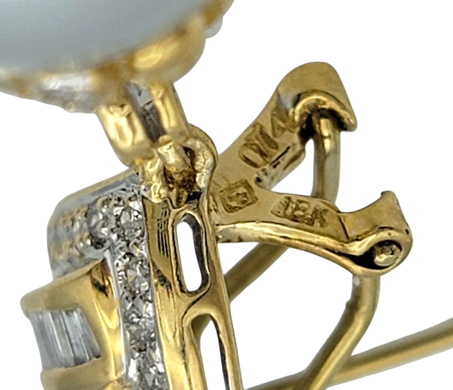 Pendants d'oreilles en or jaune 18 carats avec perles en diamants baguettes et ronds Bon état - En vente à Scottsdale, AZ