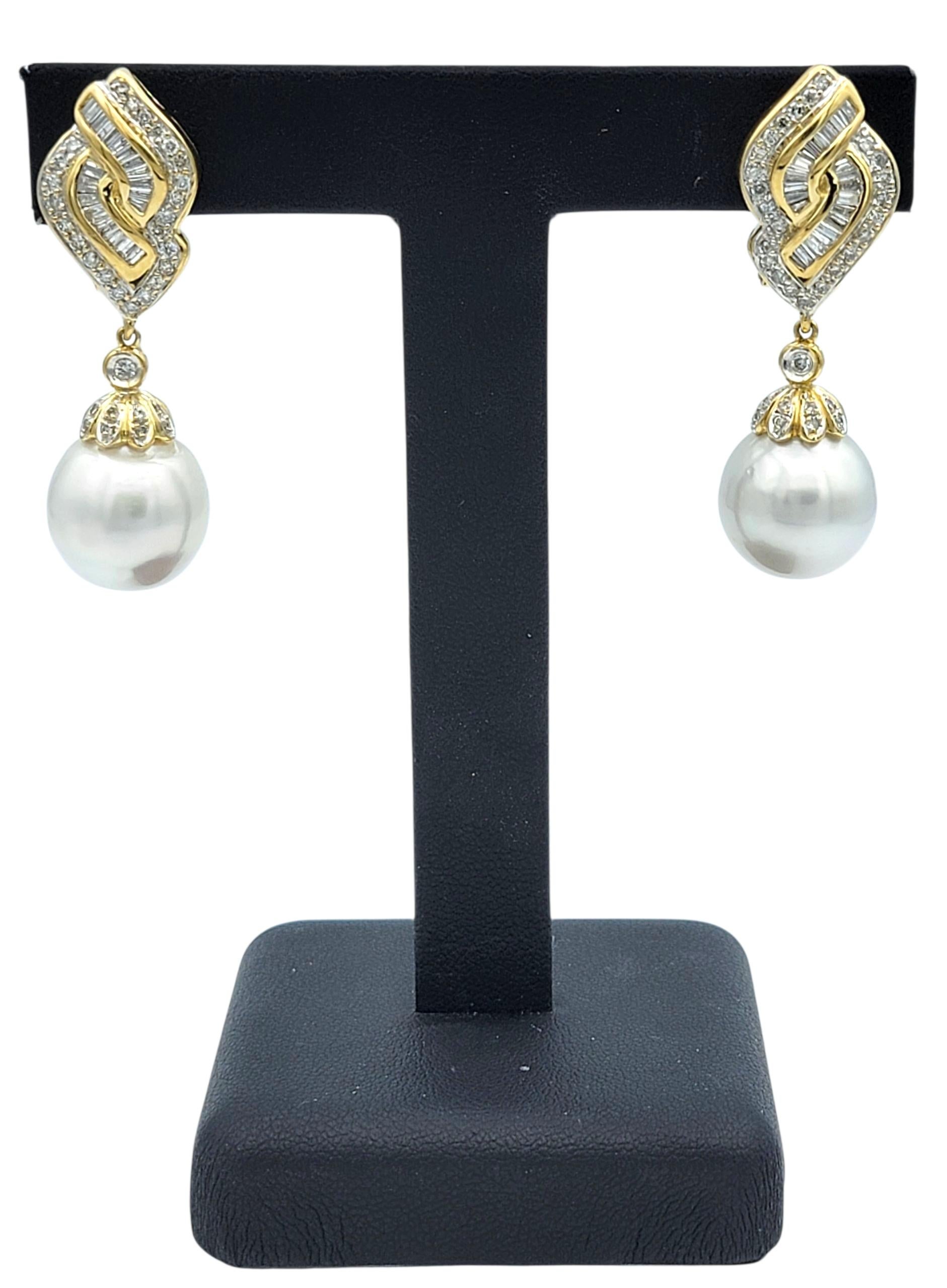 Pendants d'oreilles en or jaune 18 carats avec perles en diamants baguettes et ronds Pour femmes en vente