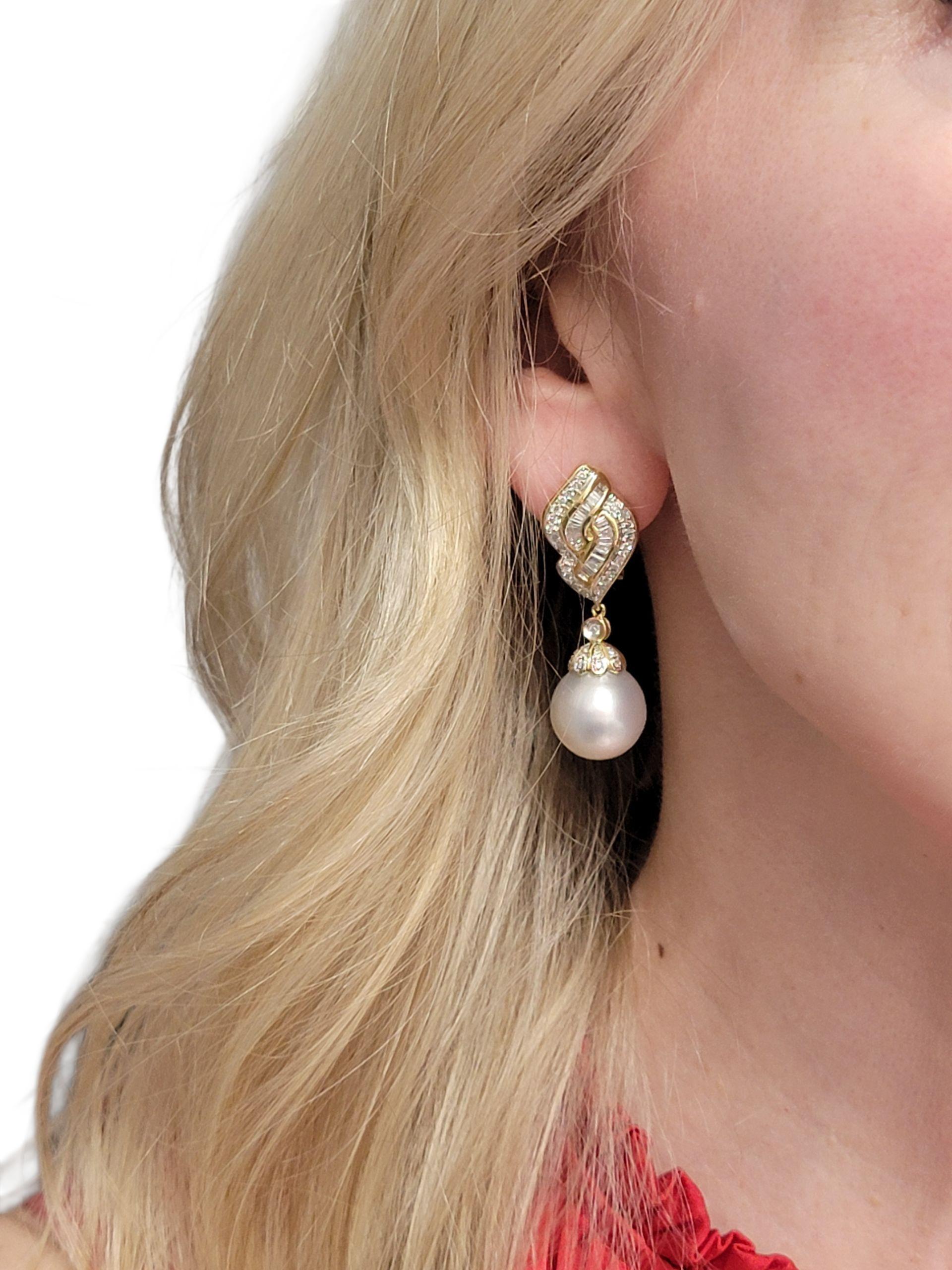 Pendants d'oreilles en or jaune 18 carats avec perles en diamants baguettes et ronds en vente 1