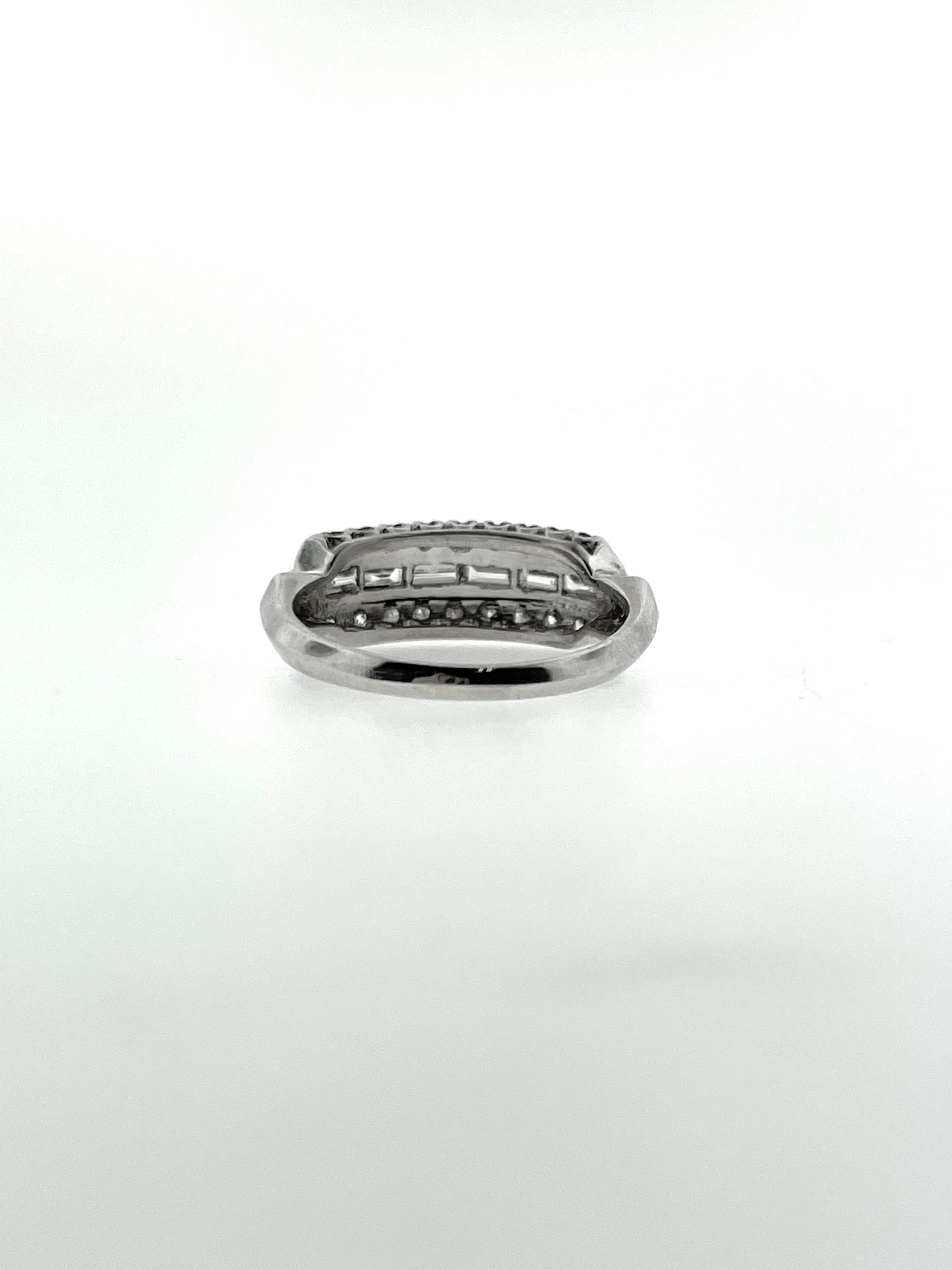 Baguette and Round Diamond Platinum Ring In New Condition For Sale In Los Angeles, CA