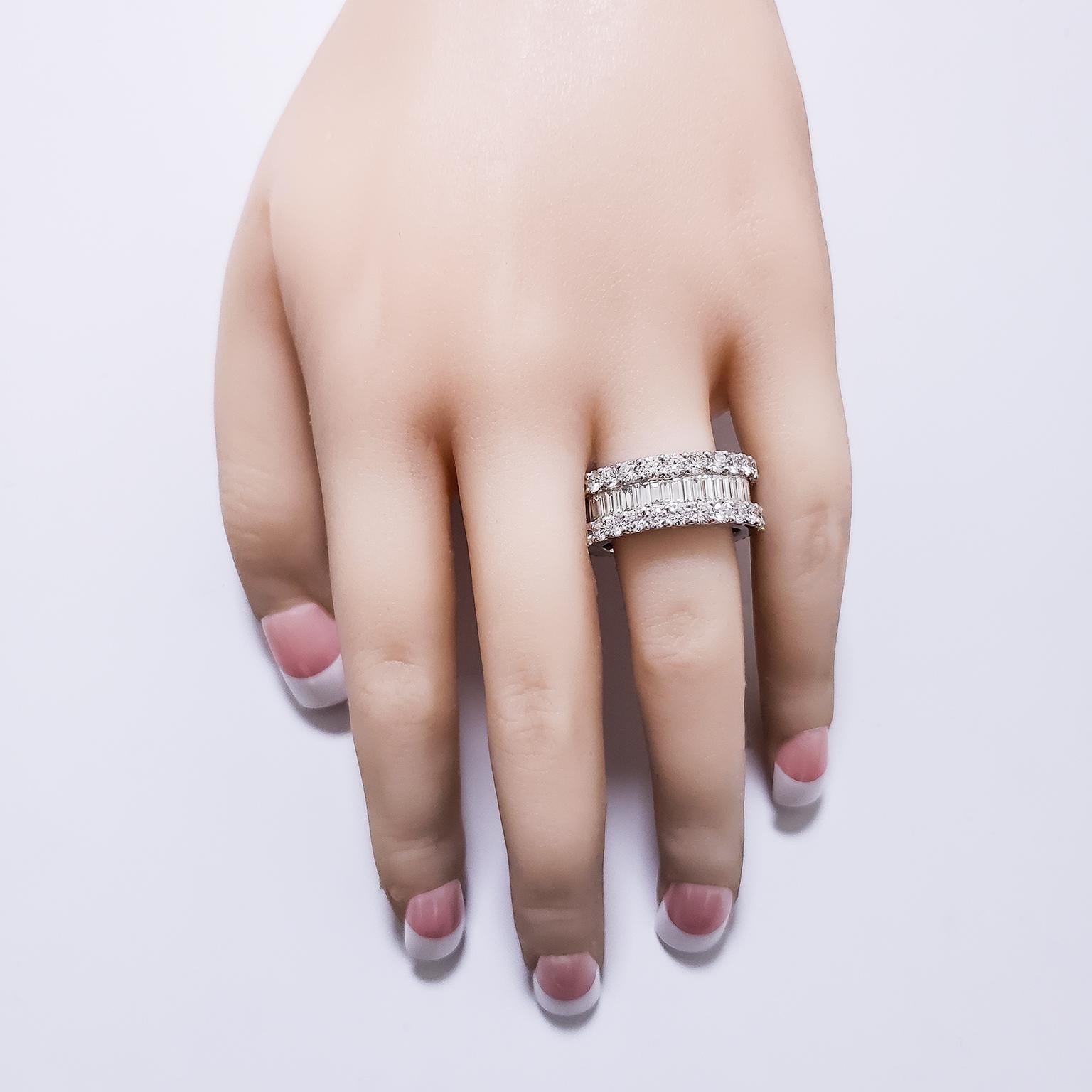 1,96 Karat Baguette und runde Diamanten Dreireihiges Ewiges Band im Zustand „Neu“ im Angebot in New York, NY