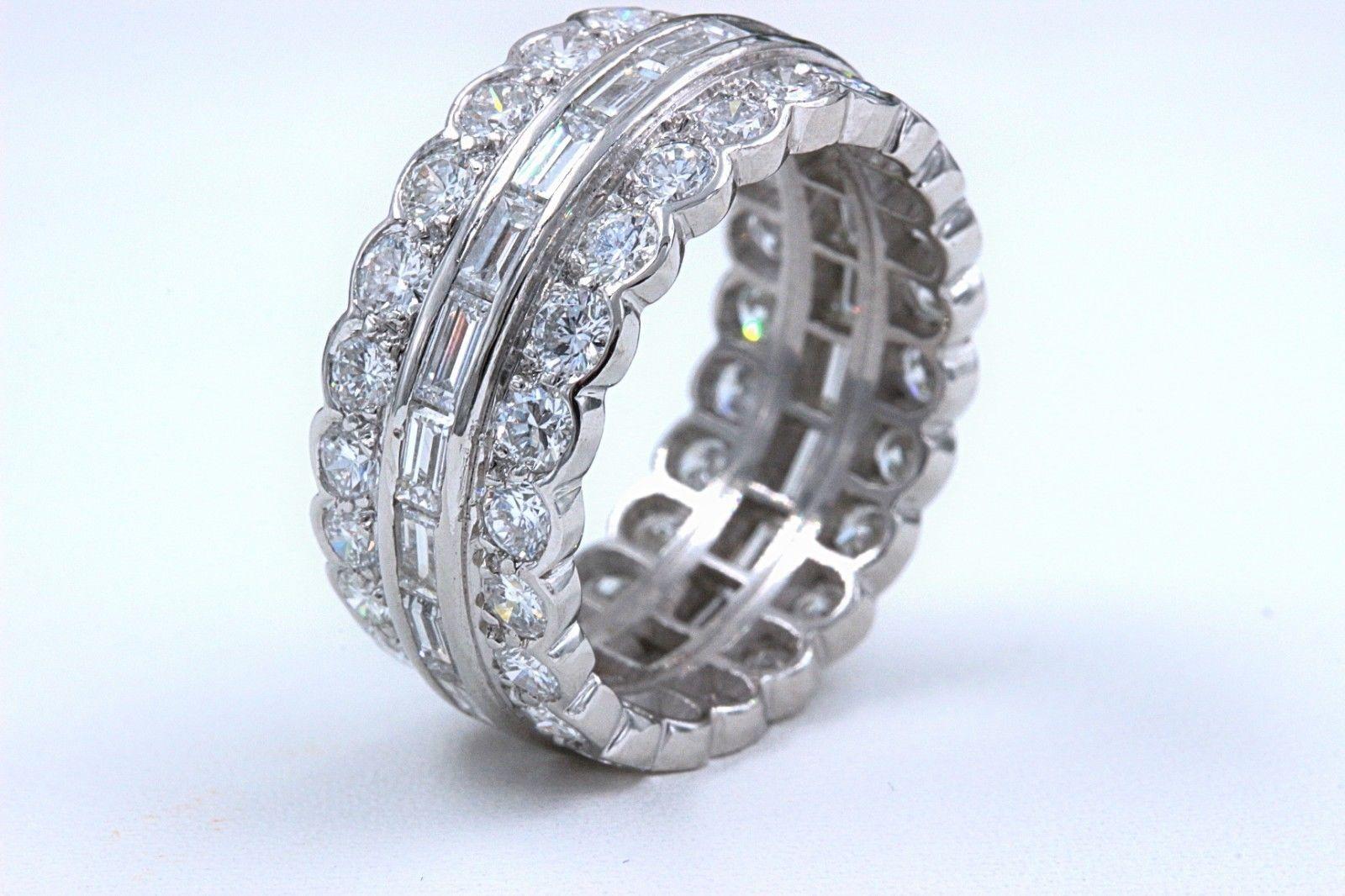 Baguette and Round Diamond Wedding Band In Excellent Condition In San Diego, CA