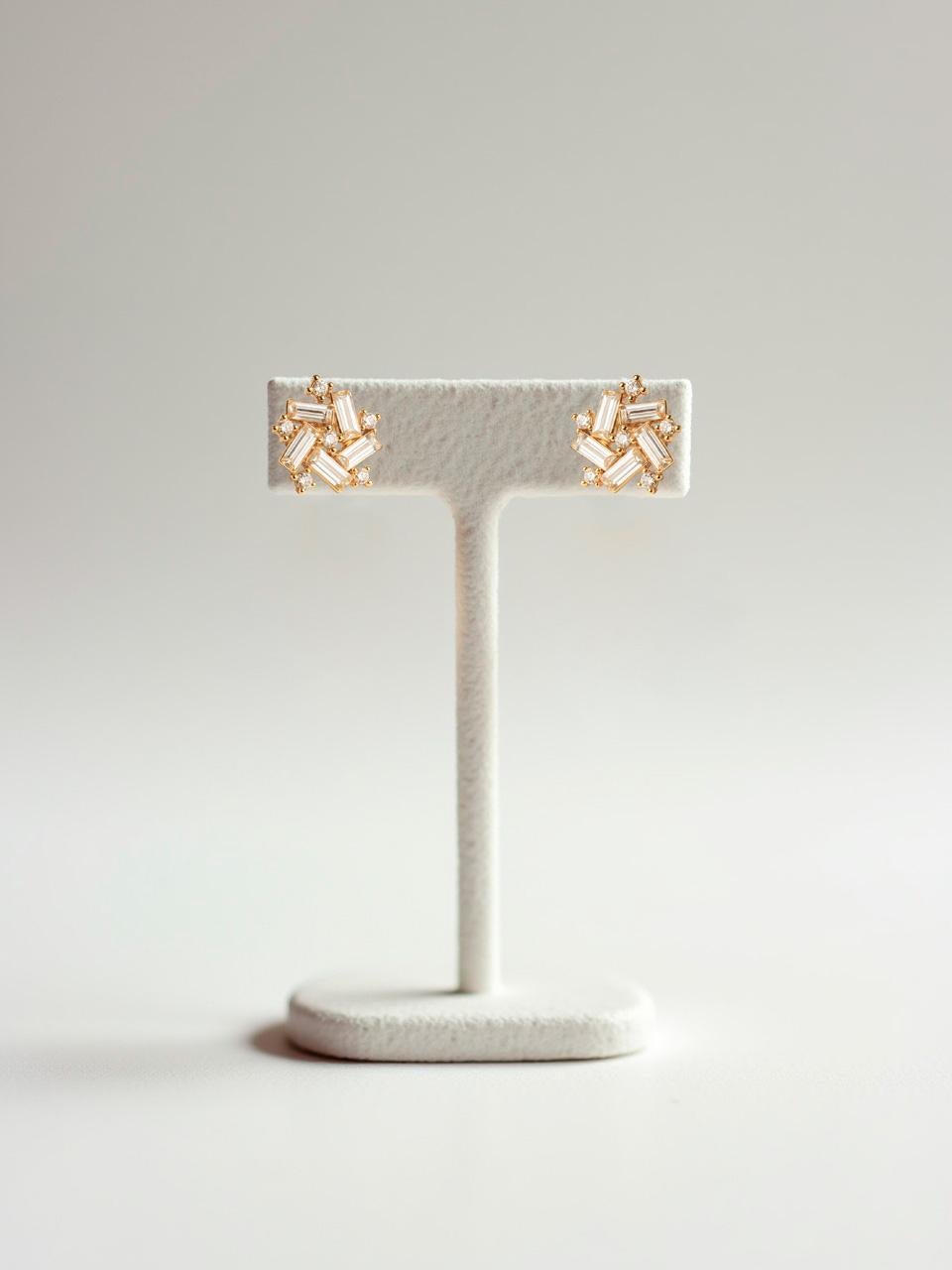 Baguette and round moissanite 14 gold earrings studs. in vendita 1