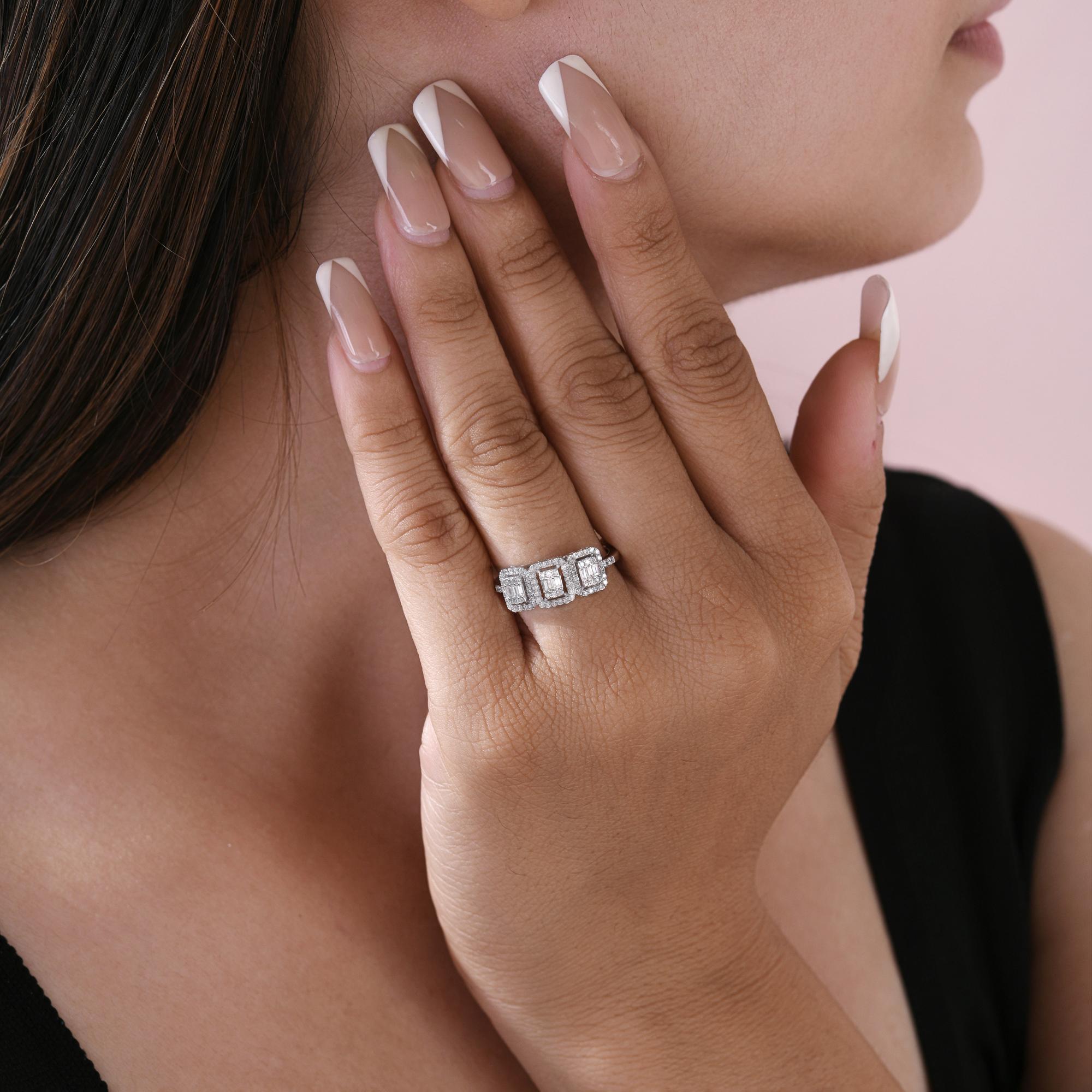 in vendita:  Anello di fidanzamento con diamante a forma di baguette e tondo SI/H Trio Square Halo in oro bianco 14K 2