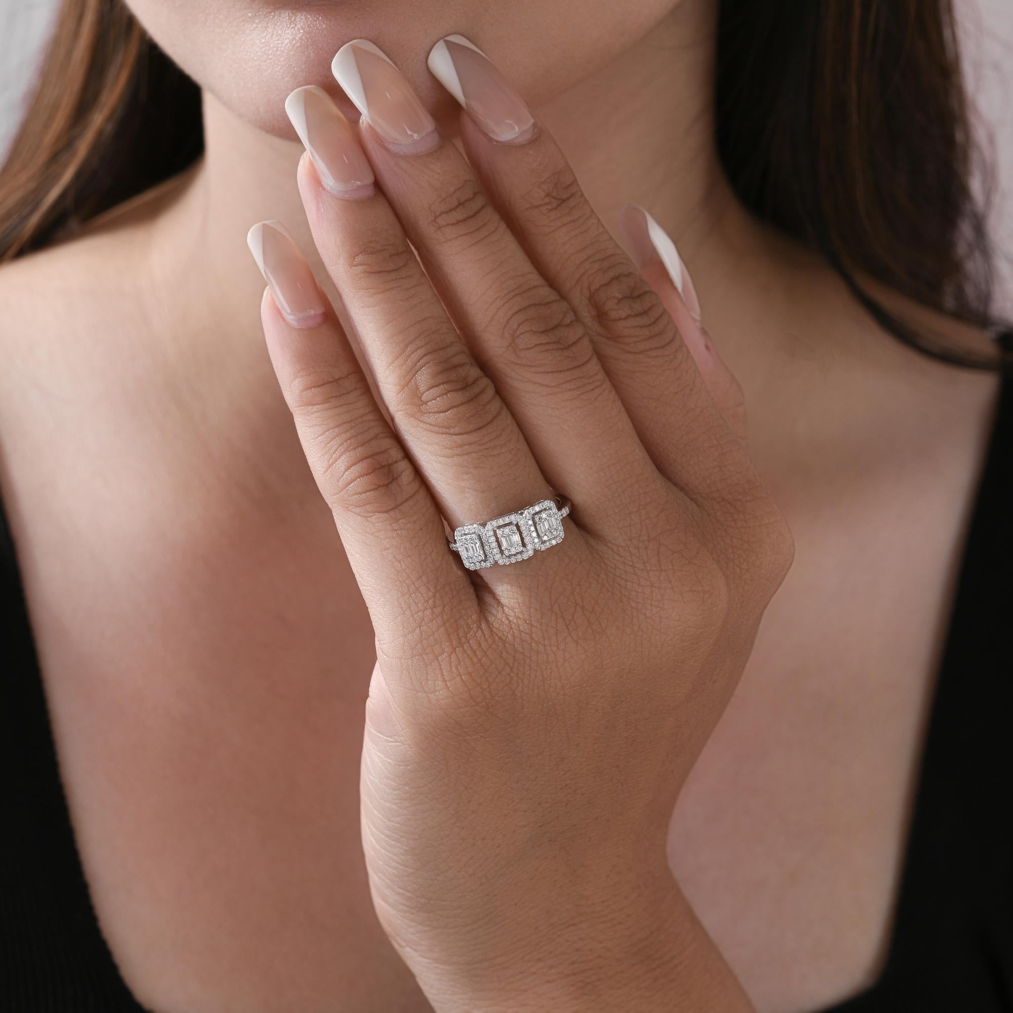 in vendita:  Anello di fidanzamento con diamante a forma di baguette e tondo SI/H Trio Square Halo in oro bianco 18 carati 2