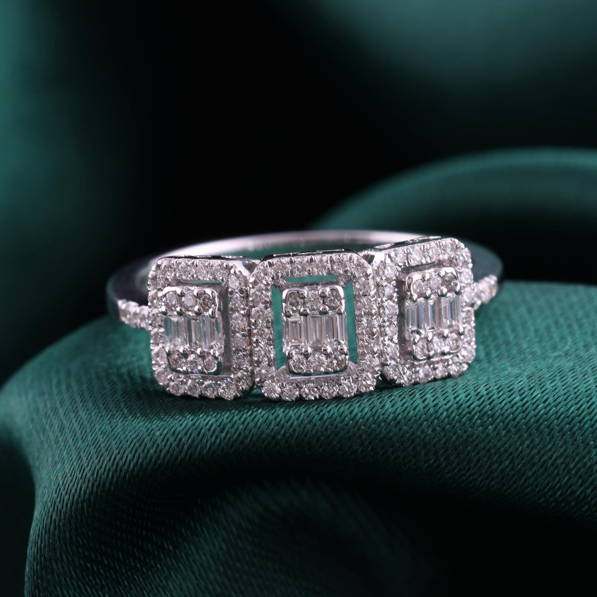 in vendita:  Anello di fidanzamento con diamante a forma di baguette e tondo SI/H Trio Square Halo in oro bianco 18 carati 3