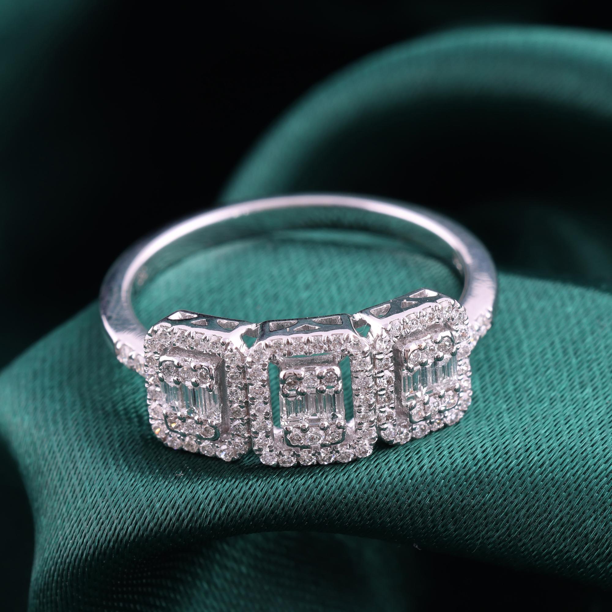 in vendita:  Anello di fidanzamento con diamante a forma di baguette e tondo SI/H Trio Square Halo in oro bianco 18 carati 6