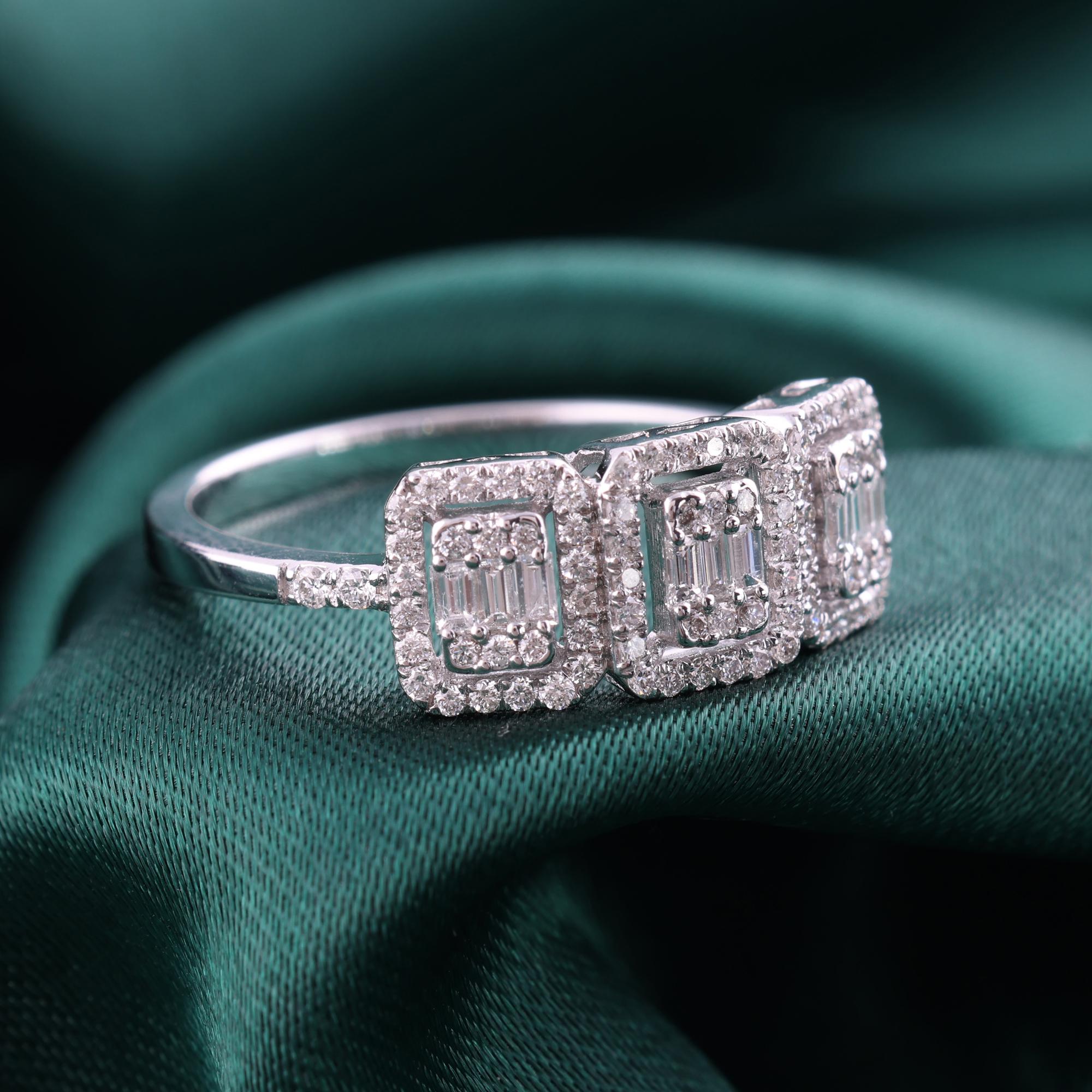 in vendita:  Anello di fidanzamento con diamante a forma di baguette e tondo SI/H Trio Square Halo in oro bianco 18 carati 7