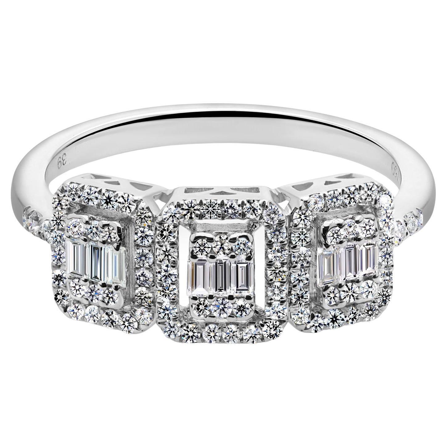 Anello di fidanzamento con diamante a forma di baguette e tondo SI/H Trio Square Halo in oro bianco 18 carati