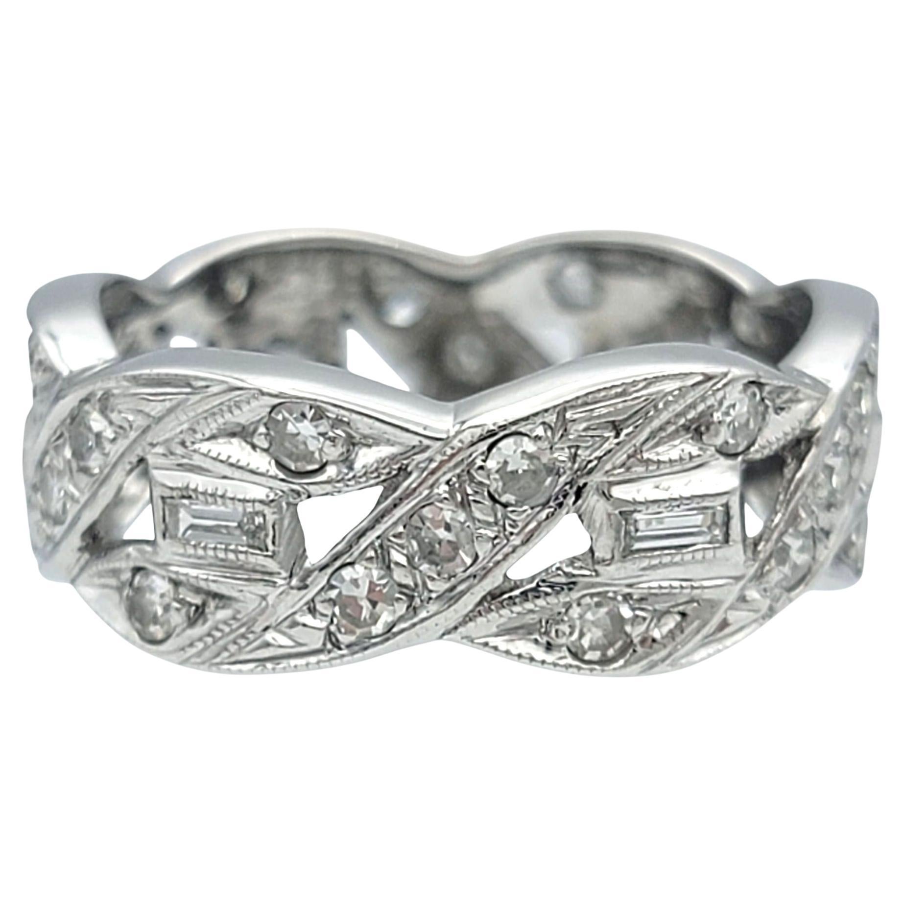 Dieser Diamantring ist aus 14-karätigem Weißgold gefertigt und weist ein wunderschönes geflochtenes Design mit Diamanten im Baguette- und Einzelschliff auf. Das Muster erzeugt einen sanften Crisscross-Effekt auf dem Band, der ihm Struktur und