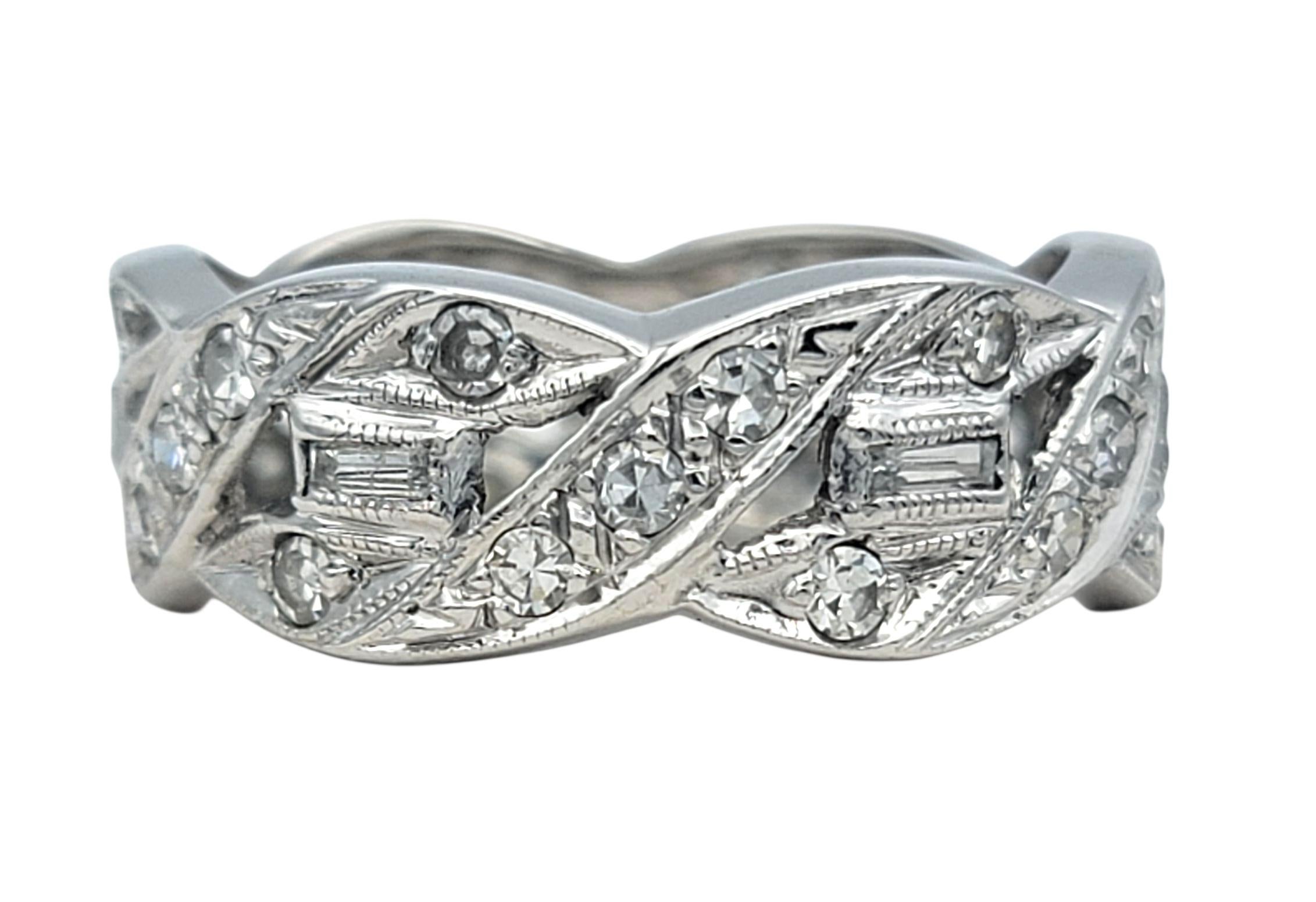 Baguette und Diamant im Einzelschliff geflochtener Bandring aus 14 Karat Weißgold (Zeitgenössisch) im Angebot