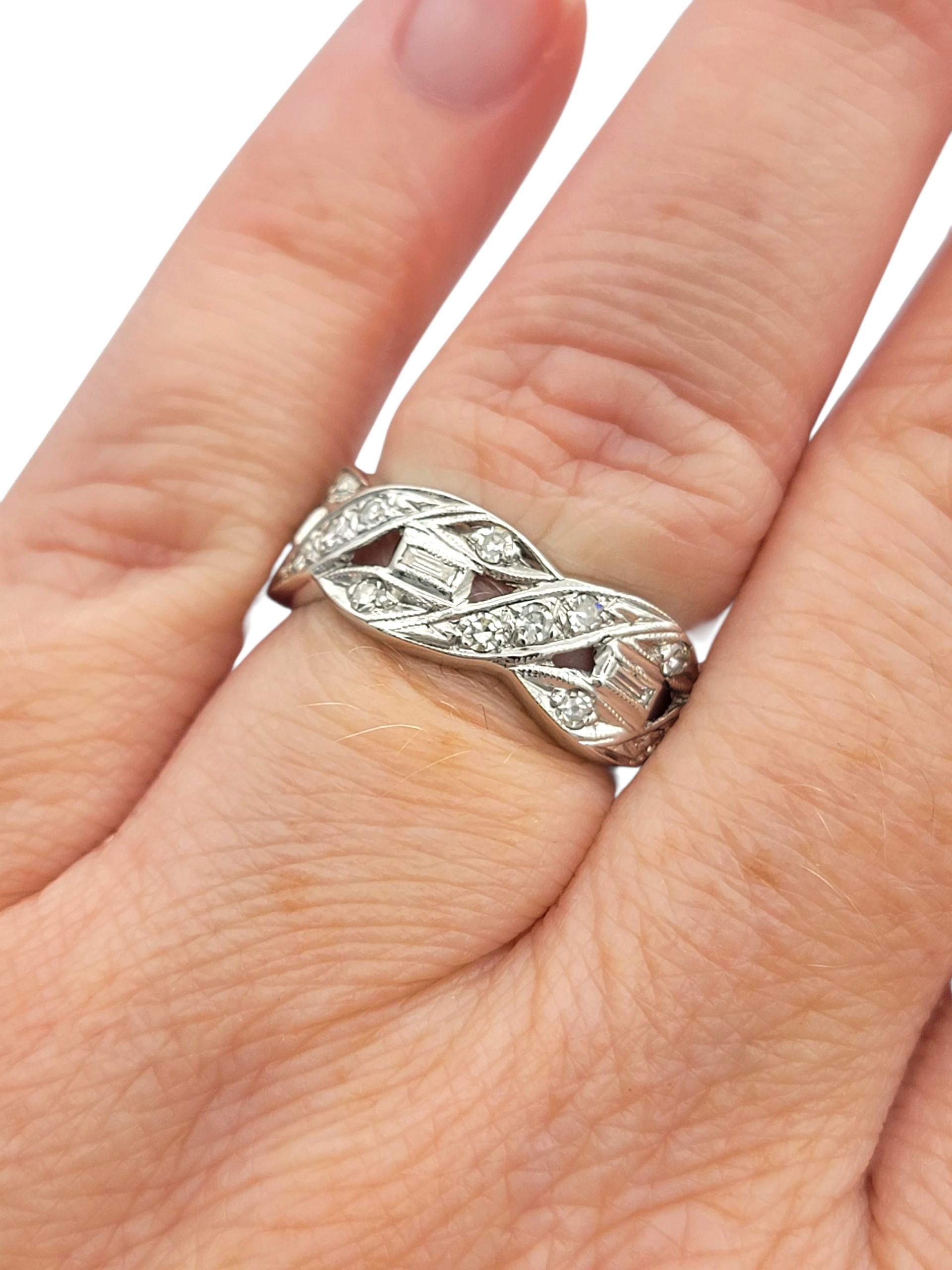 Baguette und Diamant im Einzelschliff geflochtener Bandring aus 14 Karat Weißgold im Zustand „Gut“ im Angebot in Scottsdale, AZ