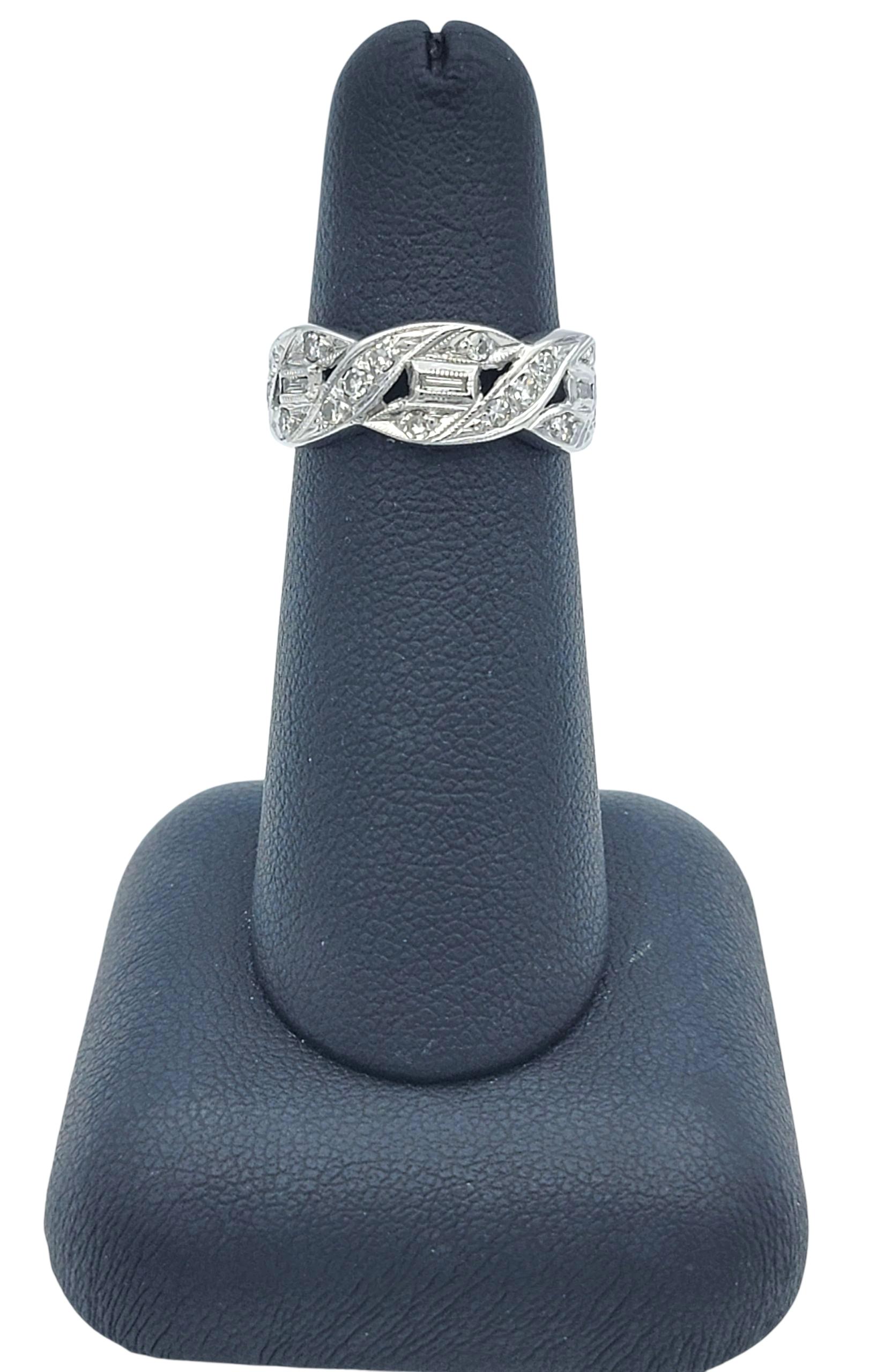 Baguette und Diamant im Einzelschliff geflochtener Bandring aus 14 Karat Weißgold Damen im Angebot