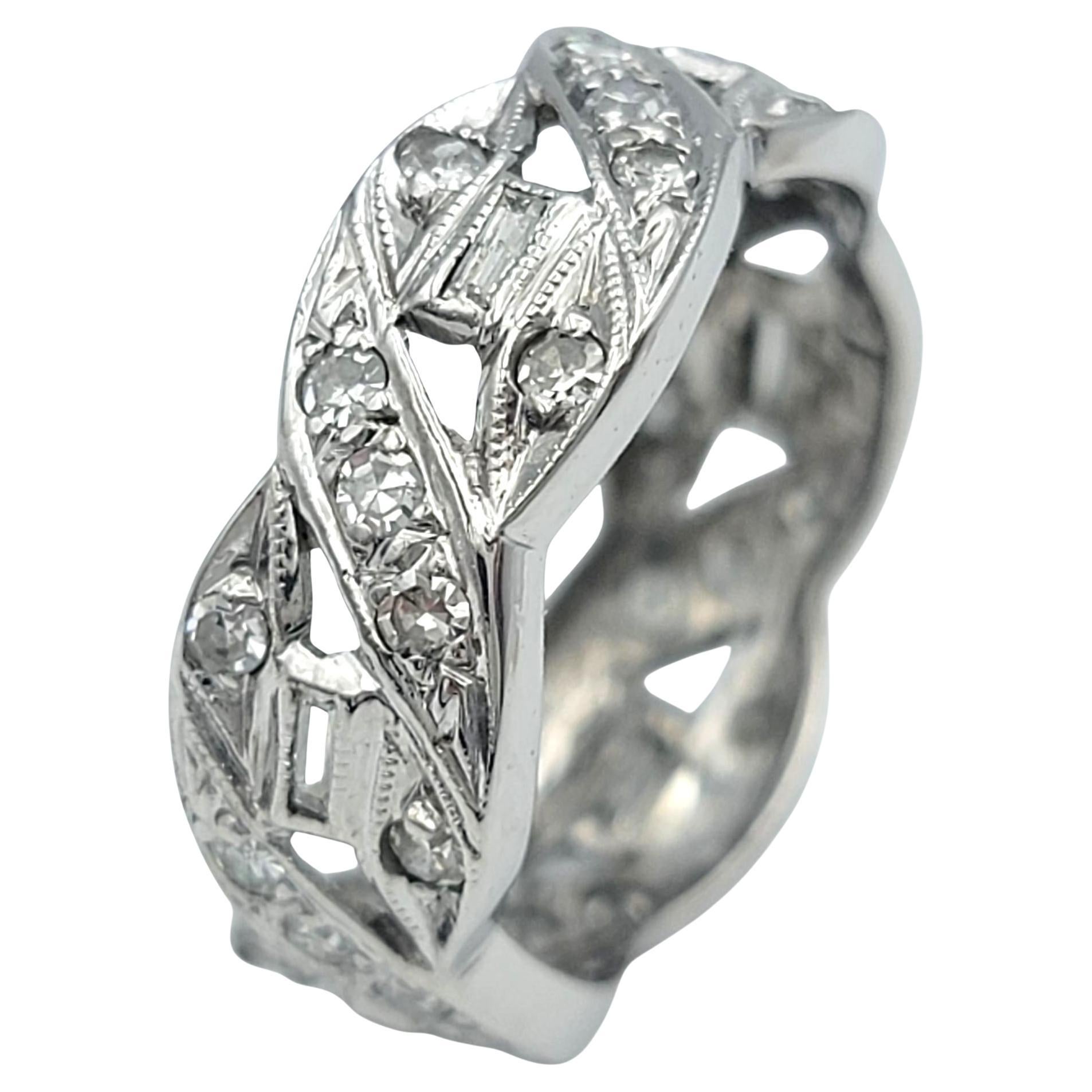 Baguette und Diamant im Einzelschliff geflochtener Bandring aus 14 Karat Weißgold im Angebot