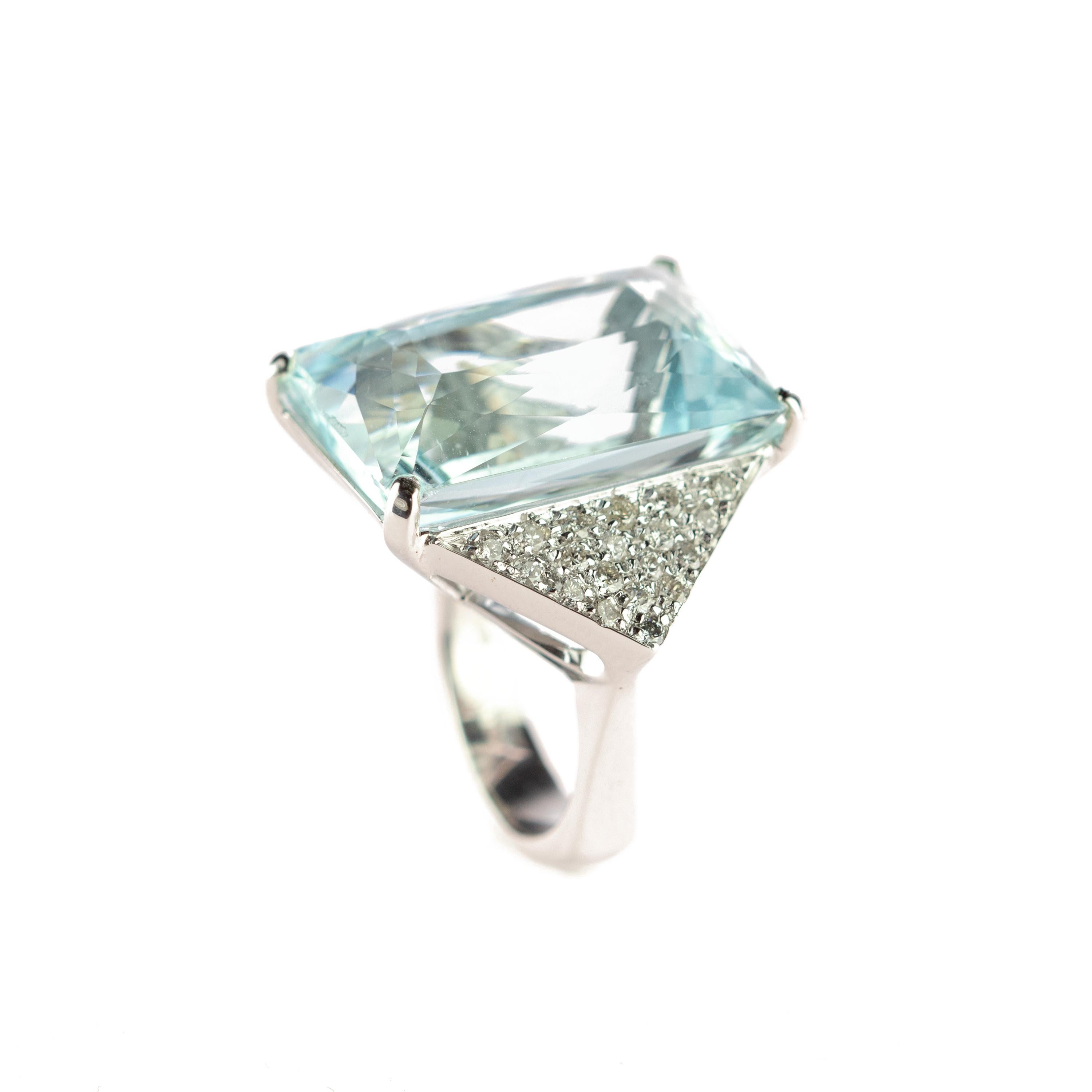 Ein beeindruckender, klarer, natürlicher Aquamarin-Edelstein und ein Diamant auf einem 18-karätigen Weißgoldring (34,5 Karat). Dieser epische Statement-Ring ist ein herausragendes Beispiel für Farbe und italienische Handwerkskunst.

Inspiriert durch