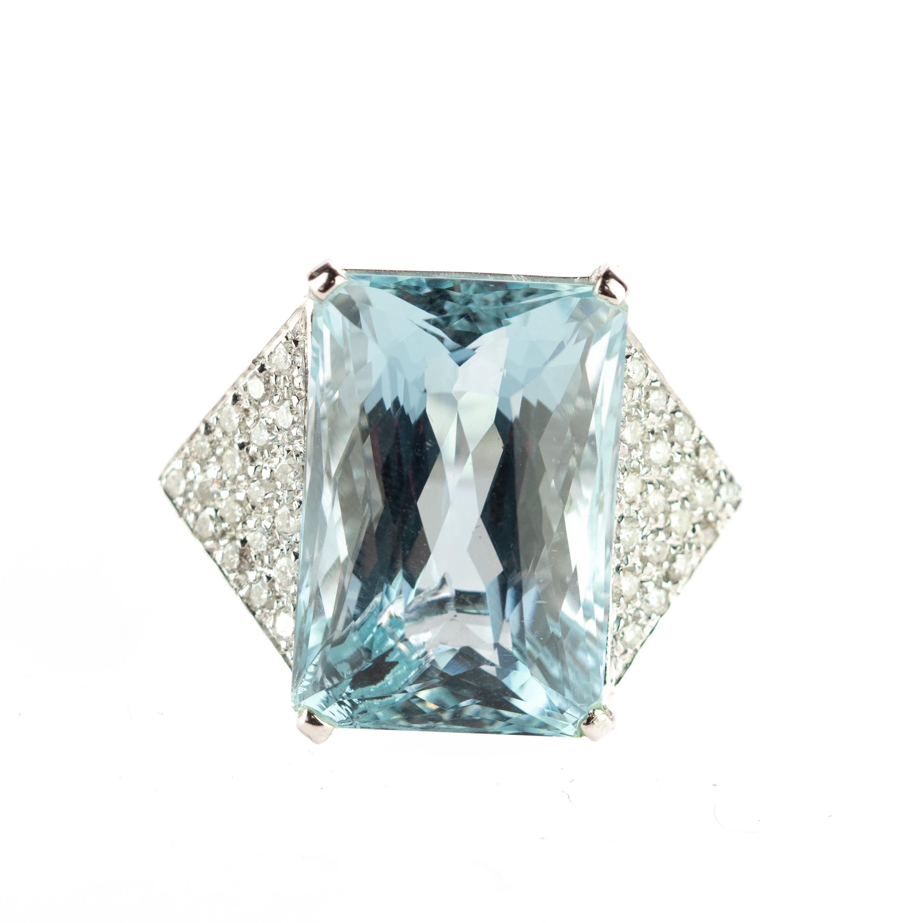 Anillo de cóctel de oro blanco de 18 quilates con diamante aguamarina baguette en venta 3