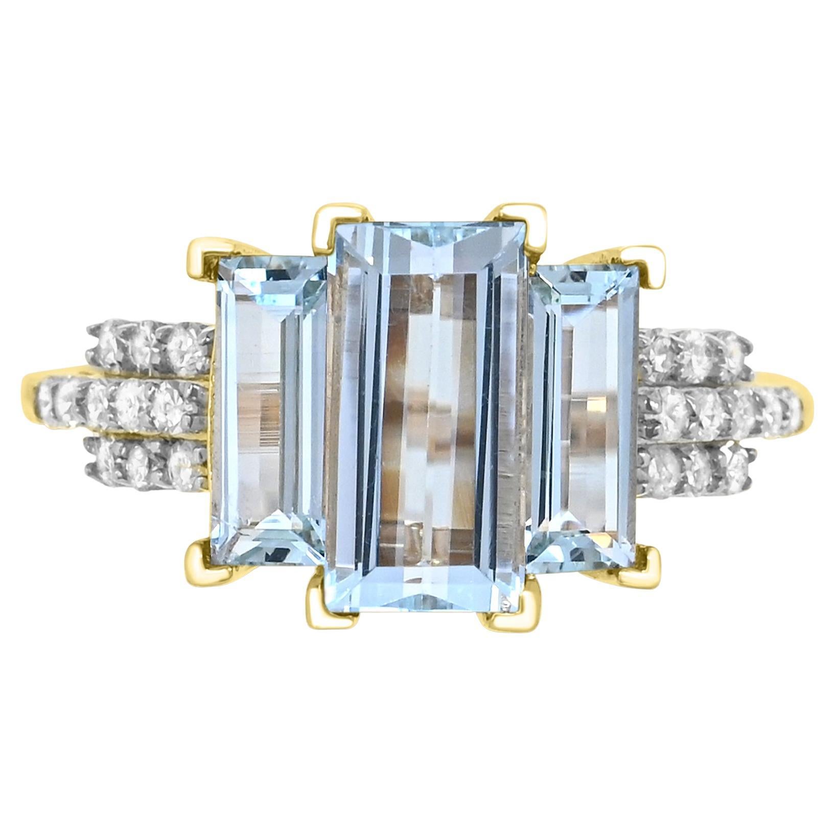 Lassen Sie sich von der Eleganz unseres dreisteinigen Rings aus 14-karätigem Gelbgold mit Baguette-Aquamarin und weißem Diamanten verwöhnen. Dieser mit viel Liebe zum Detail gefertigte Ring besticht durch eine atemberaubende Kombination aus drei