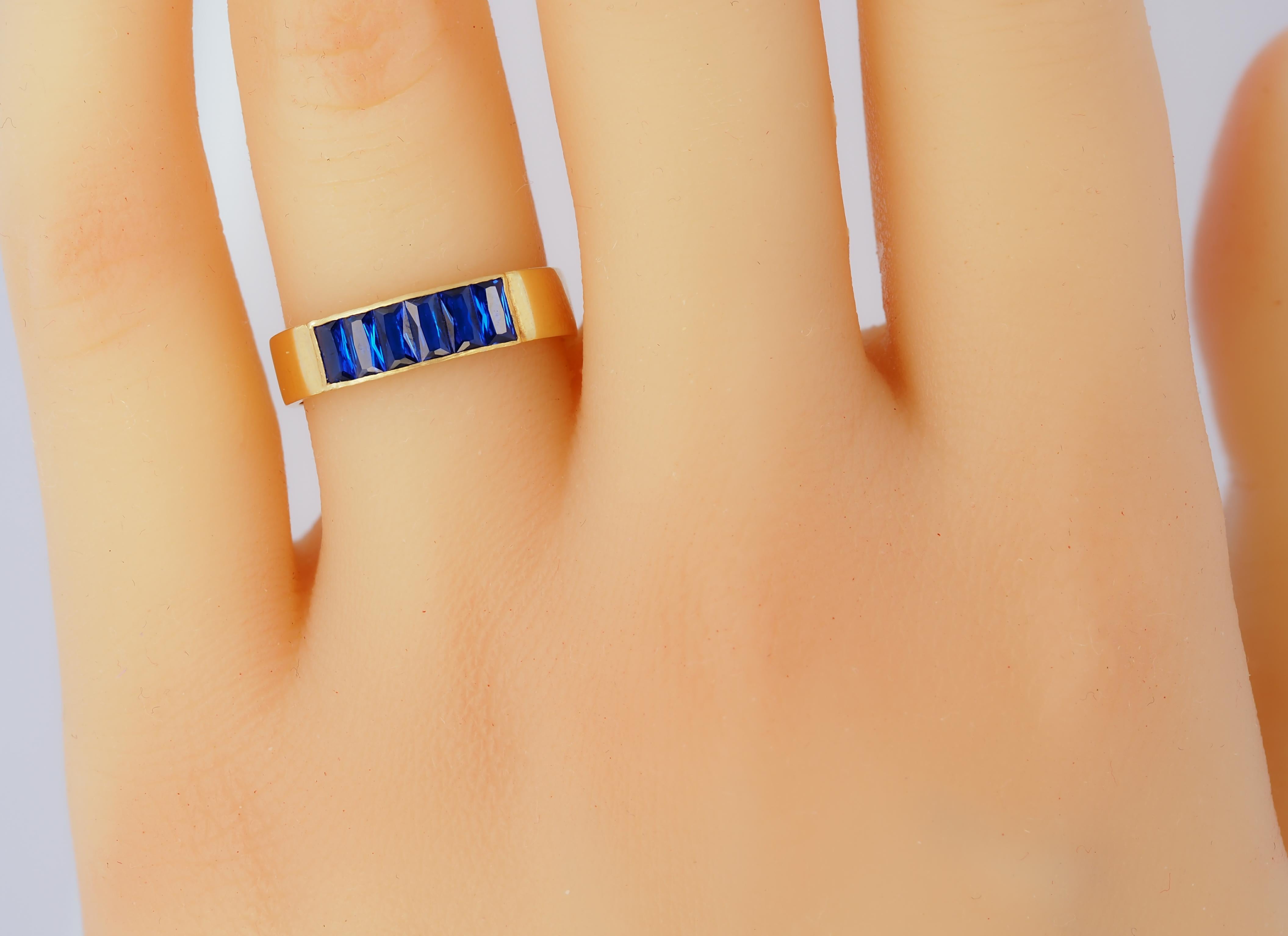 En vente :  Bague demi-éternité en or 14 carats avec pierres précieuses bleues baguettes 7