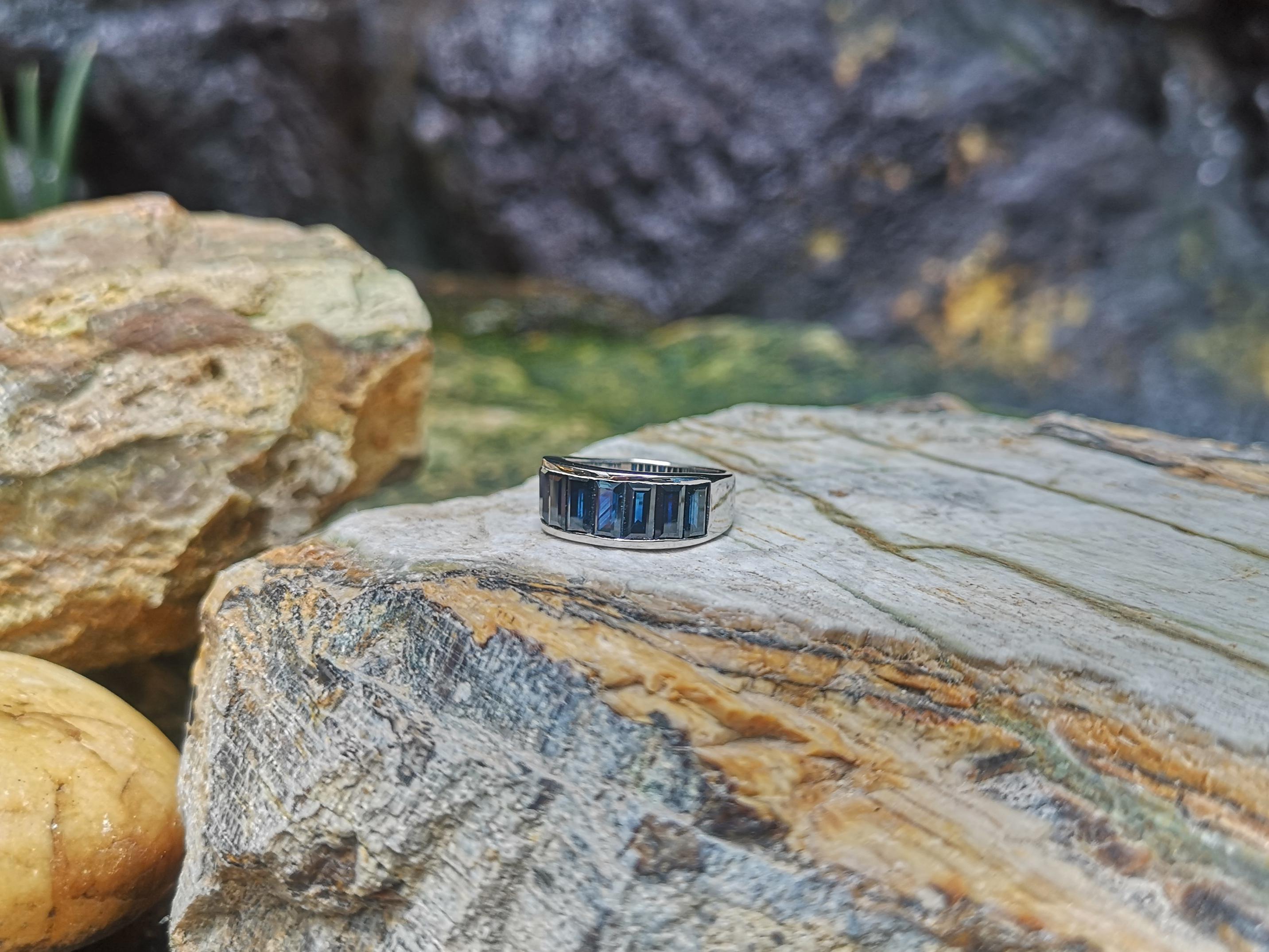 Baguette Blue Sapphire Band Ring Set in 18 Karat White Gold Settings In New Condition For Sale In Bangkok, TH
