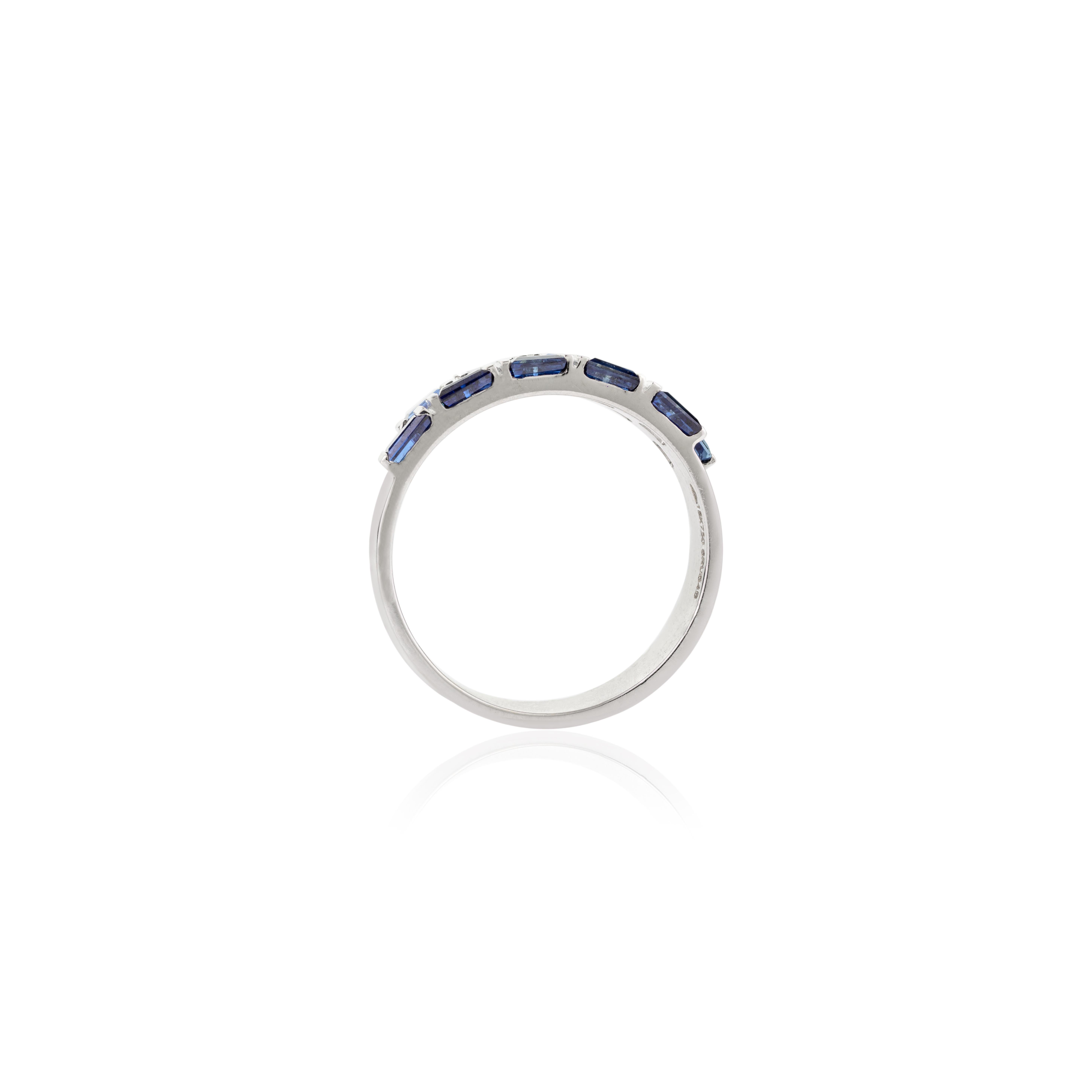 En vente :  Baguette de saphir bleu Bague à barrette Cadeau pour elle en or blanc massif 18k 8
