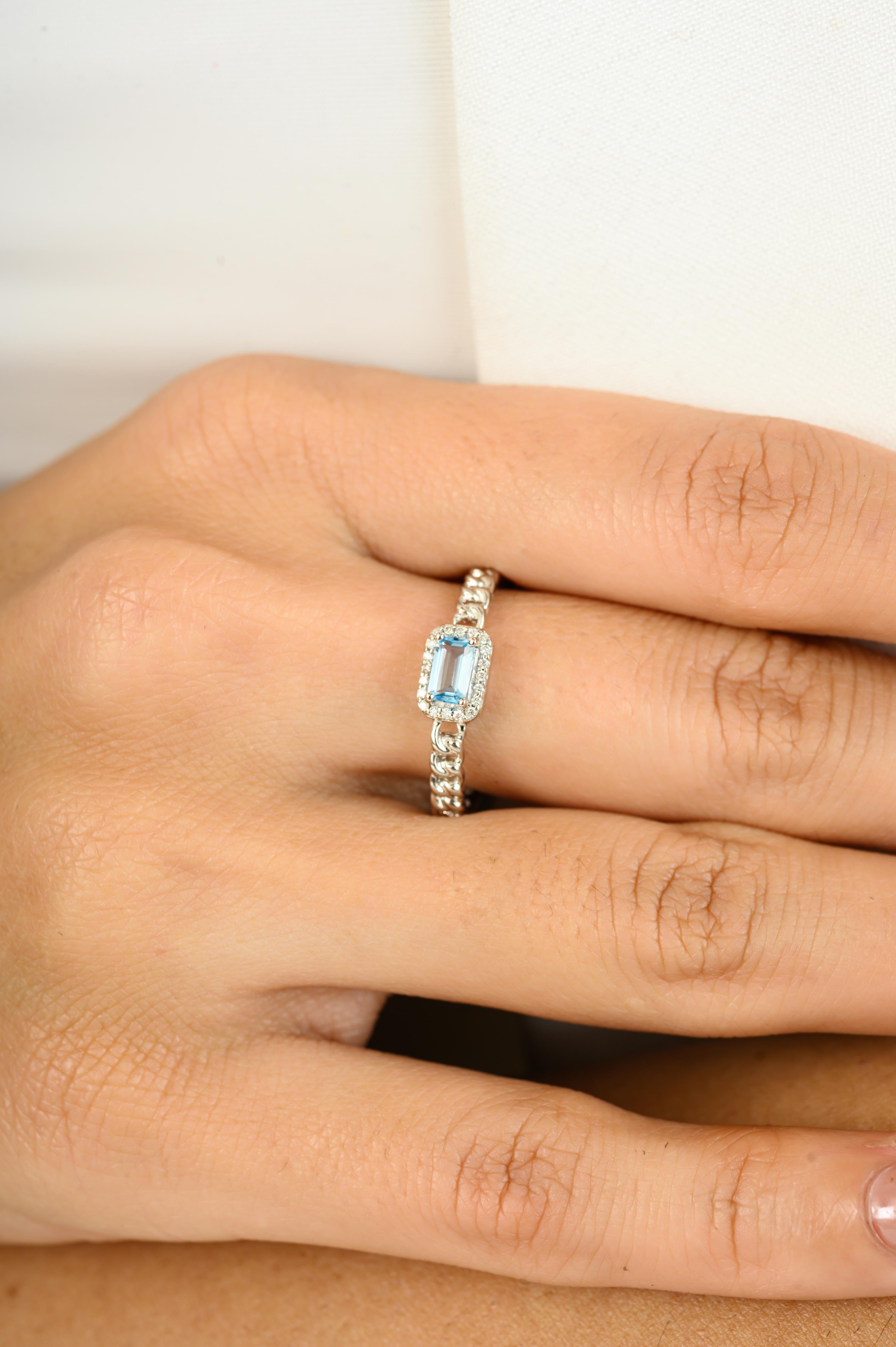 For Sale:  Baguette Blue Topaz with Halo Diamonds Anillo de compromiso in 14k White Gold 5