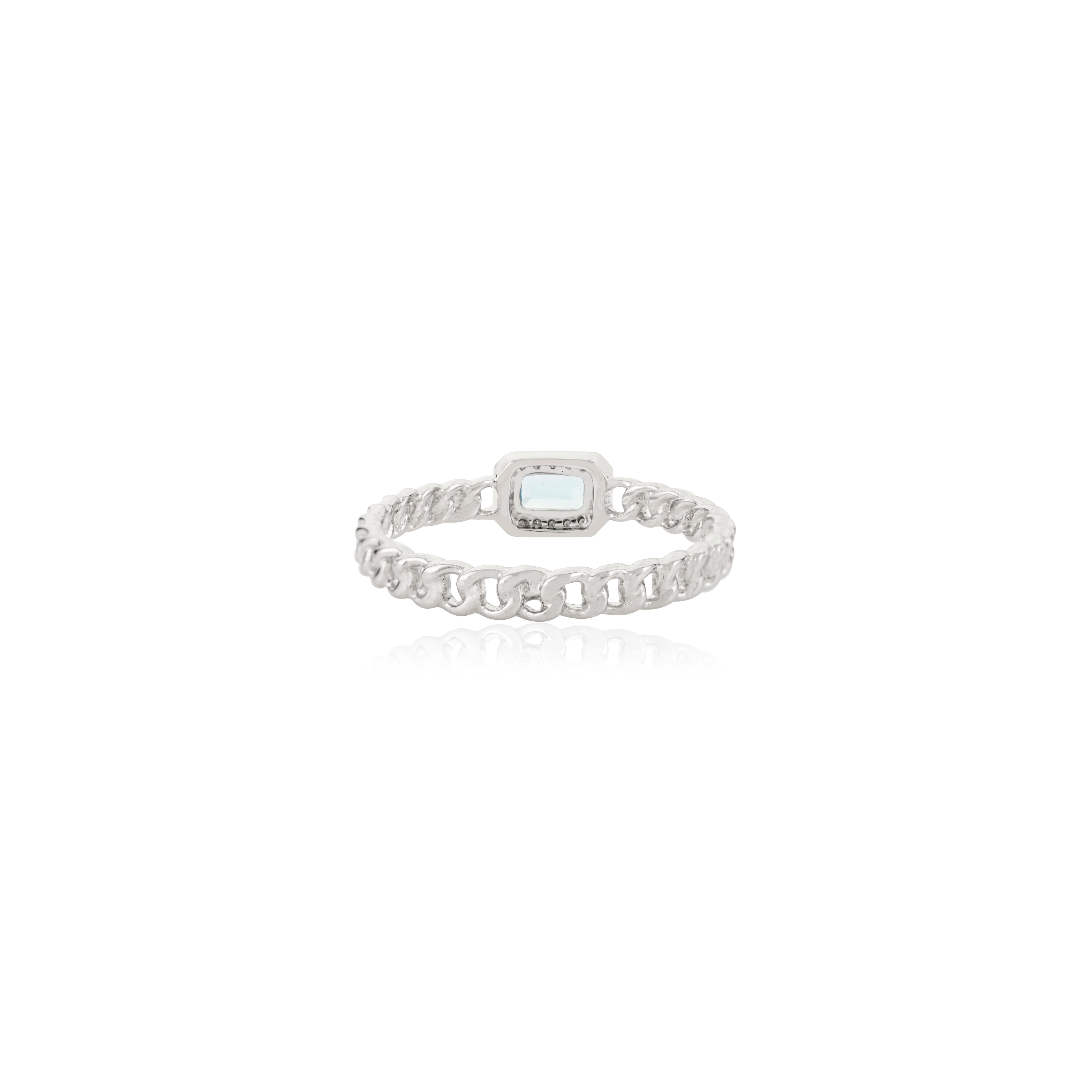 For Sale:  Baguette Blue Topaz with Halo Diamonds Anillo de compromiso in 14k White Gold 7