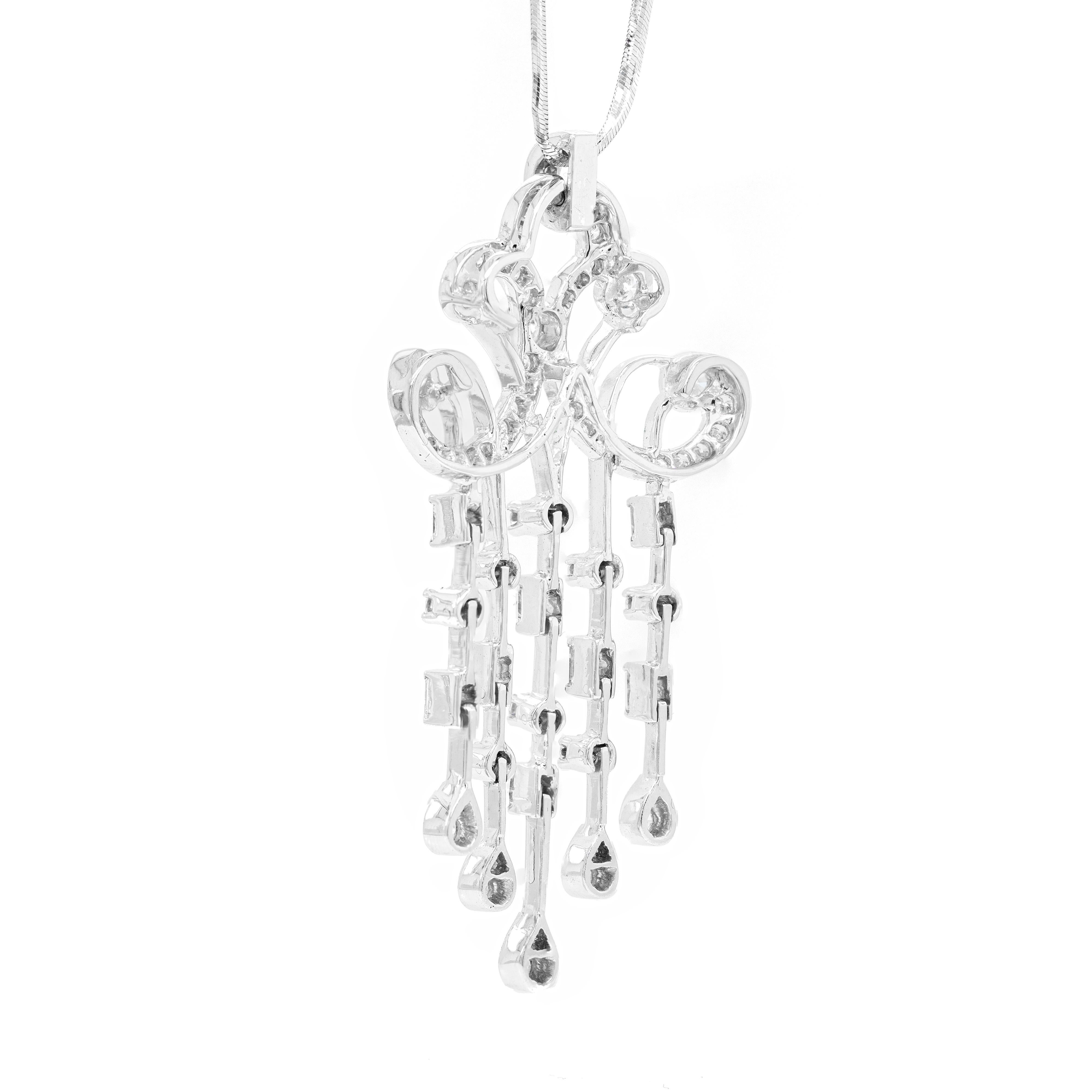 Questa meravigliosa collana lampadario è realizzata in oro bianco 18 carati e presenta un design intricato e grazioso. La base del pendente, composta da eleganti forme curve, è splendidamente intarsiata con 59 diamanti rotondi taglio brillante,