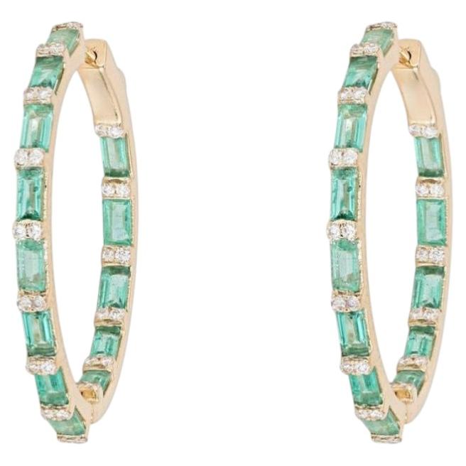 14-Karat-Gelbgold-Creolen mit Baguette-Diamanten und Smaragden (insgesamt 3,41 Karat) im Angebot