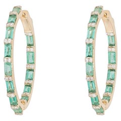 14-Karat-Gelbgold-Creolen mit Baguette-Diamanten und Smaragden (insgesamt 3,41 Karat)