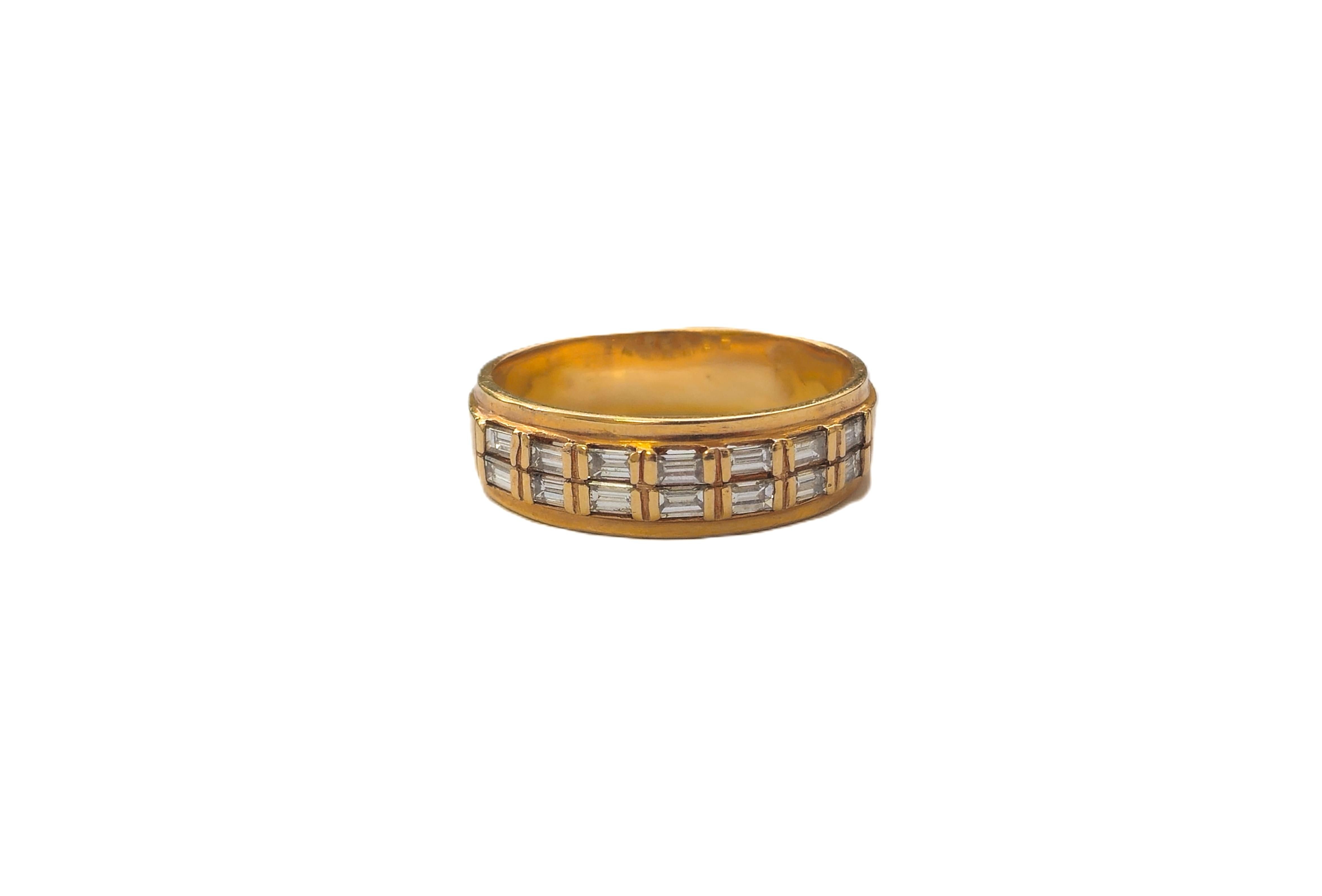 Eleganza classica con questo anello con diamante a baguette in oro 14k, con un peso totale di 1 carato. Realizzato per un dito di taglia 10 e con un peso di 5,9 grammi, questo pezzo trasuda lusso. La purezza SI1 e il colore G dei diamanti