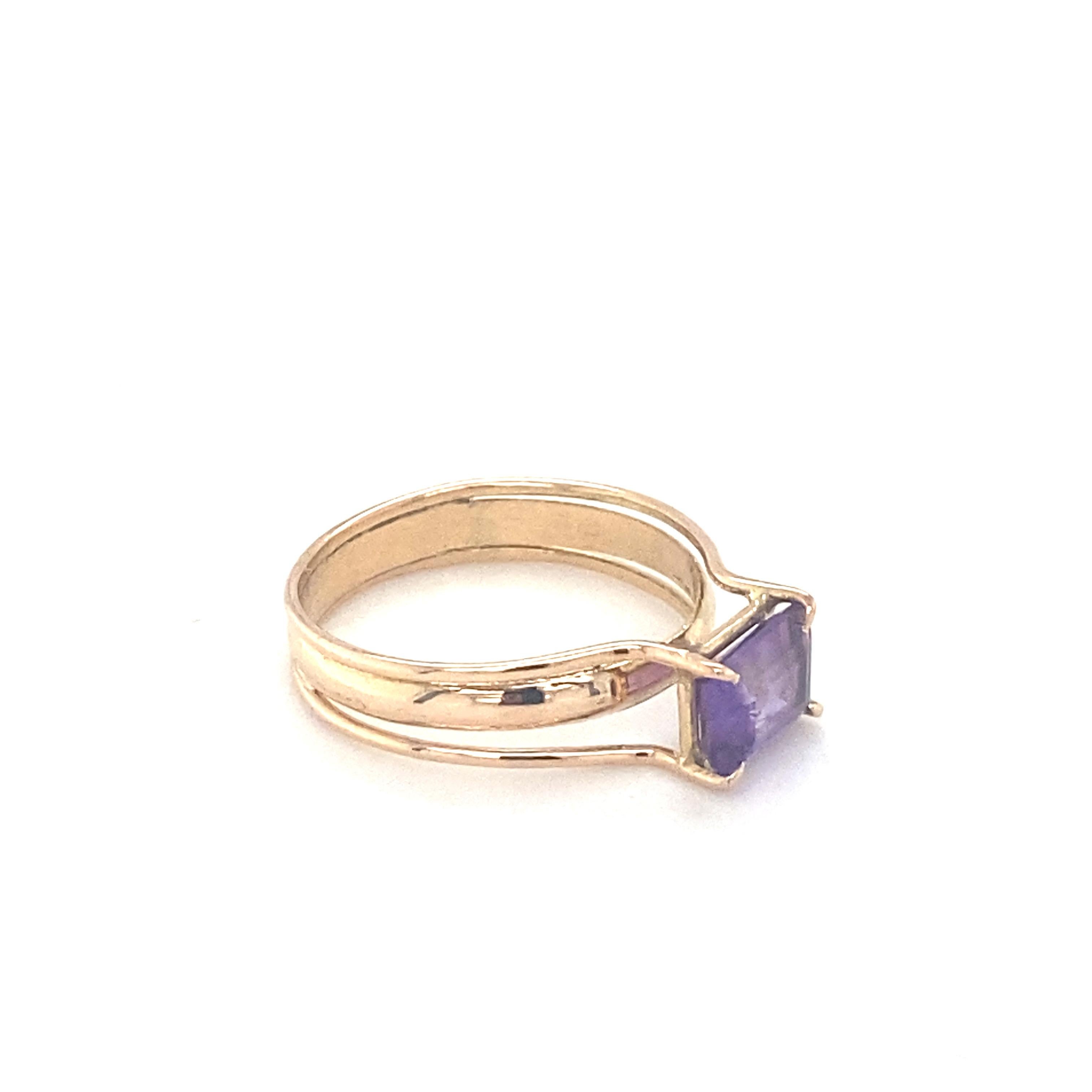 Baguette Cut Amethyst Yellow Gold Solitaire Ring In New Condition For Sale In Trumbull, CT