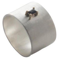 Breiter Ring mit schwarzem Saphir aus 9 Karat Gold und Sterlingsilber, US9