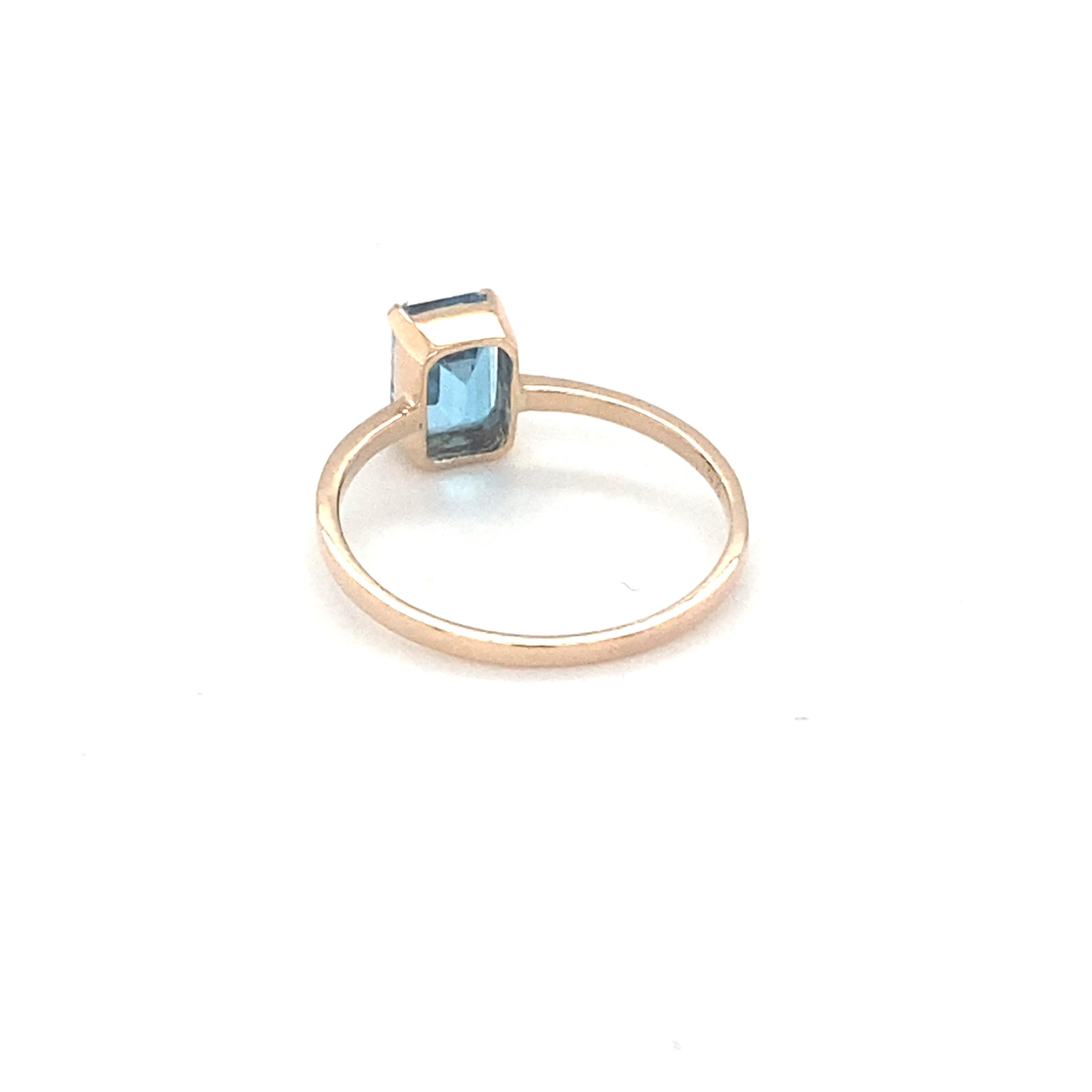 Baguette Cut Blue Topaz Yellow Gold Solitaire Ring For Sale 5