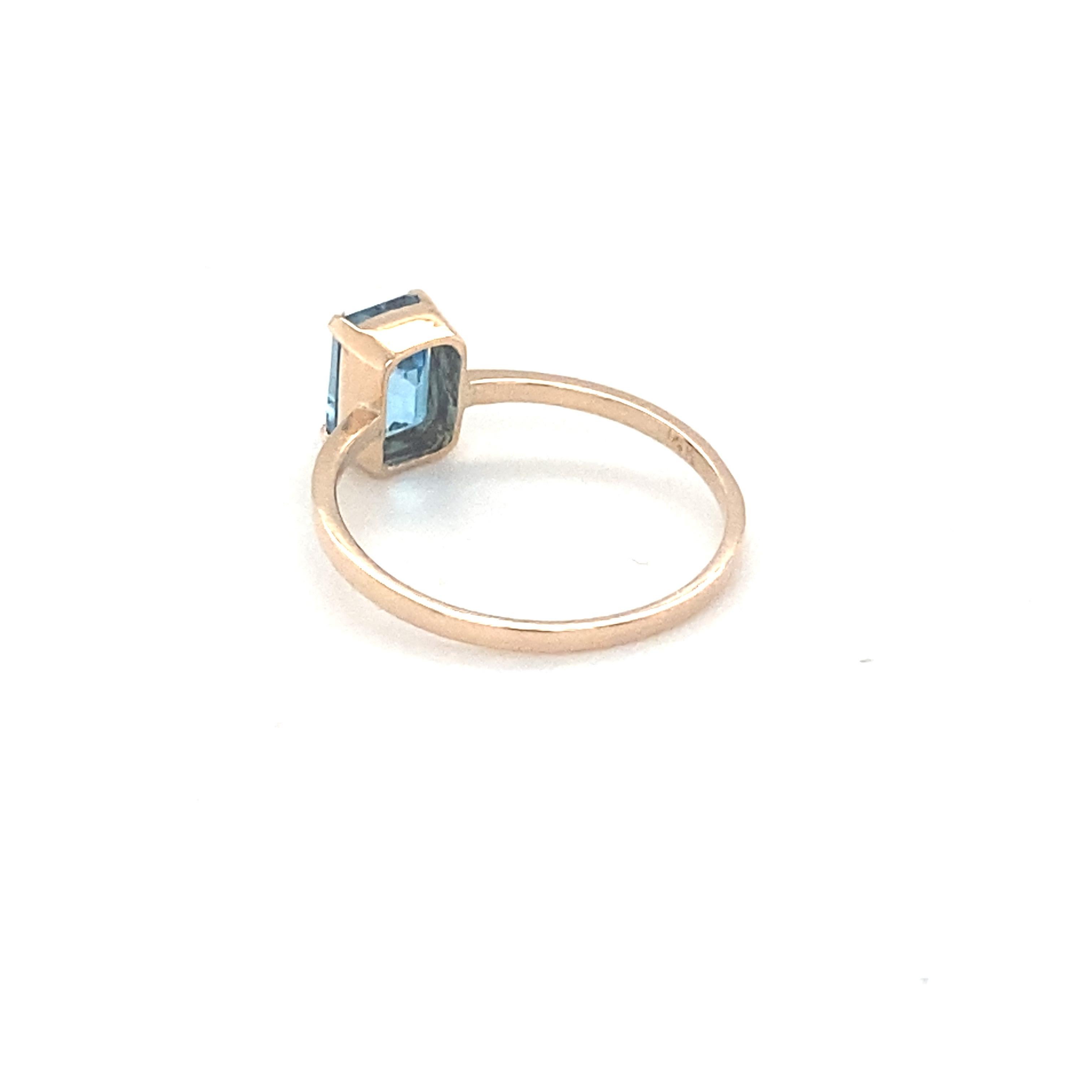 Baguette Cut Blue Topaz Yellow Gold Solitaire Ring For Sale 6
