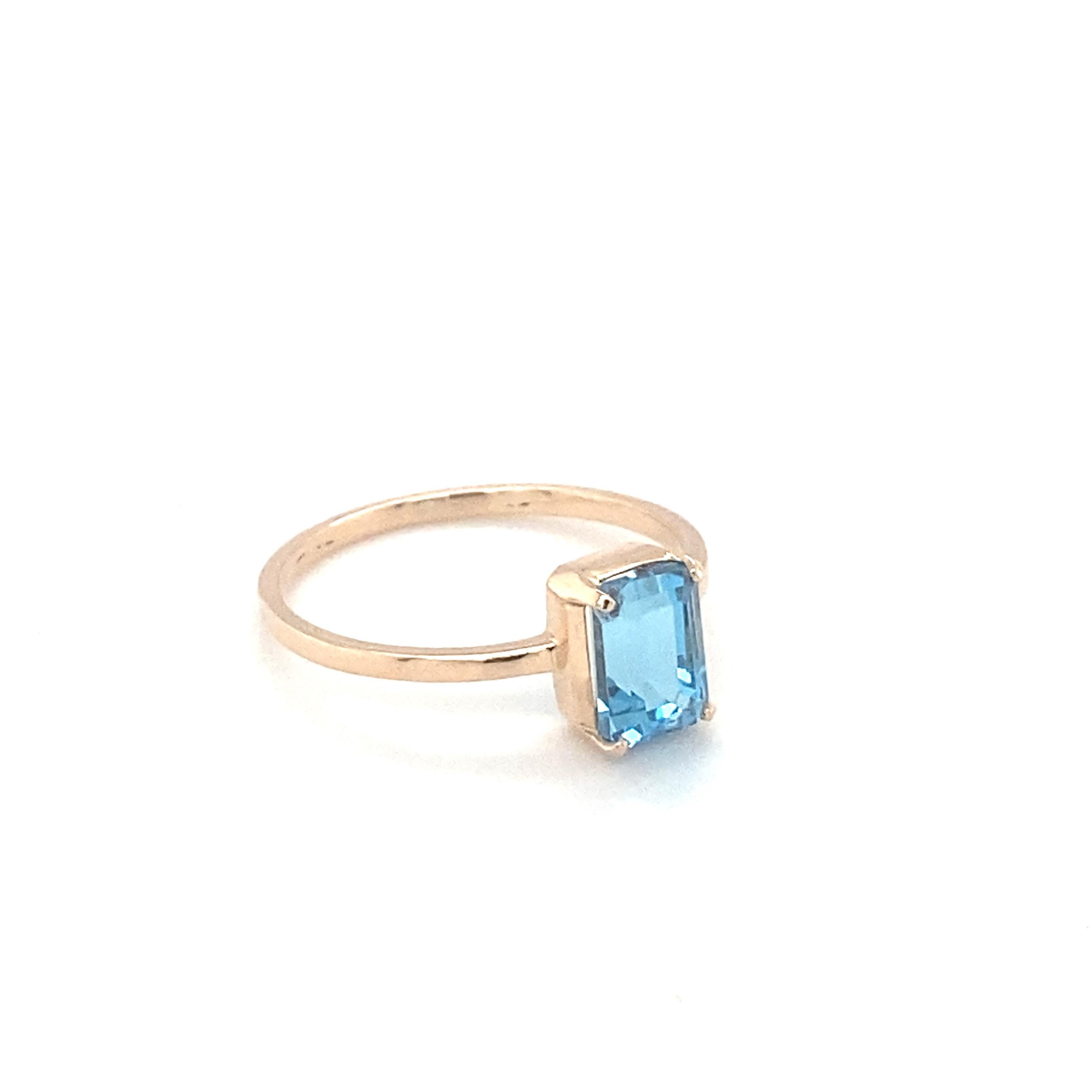 Artisan Baguette Cut Blue Topaz Yellow Gold Solitaire Ring For Sale
