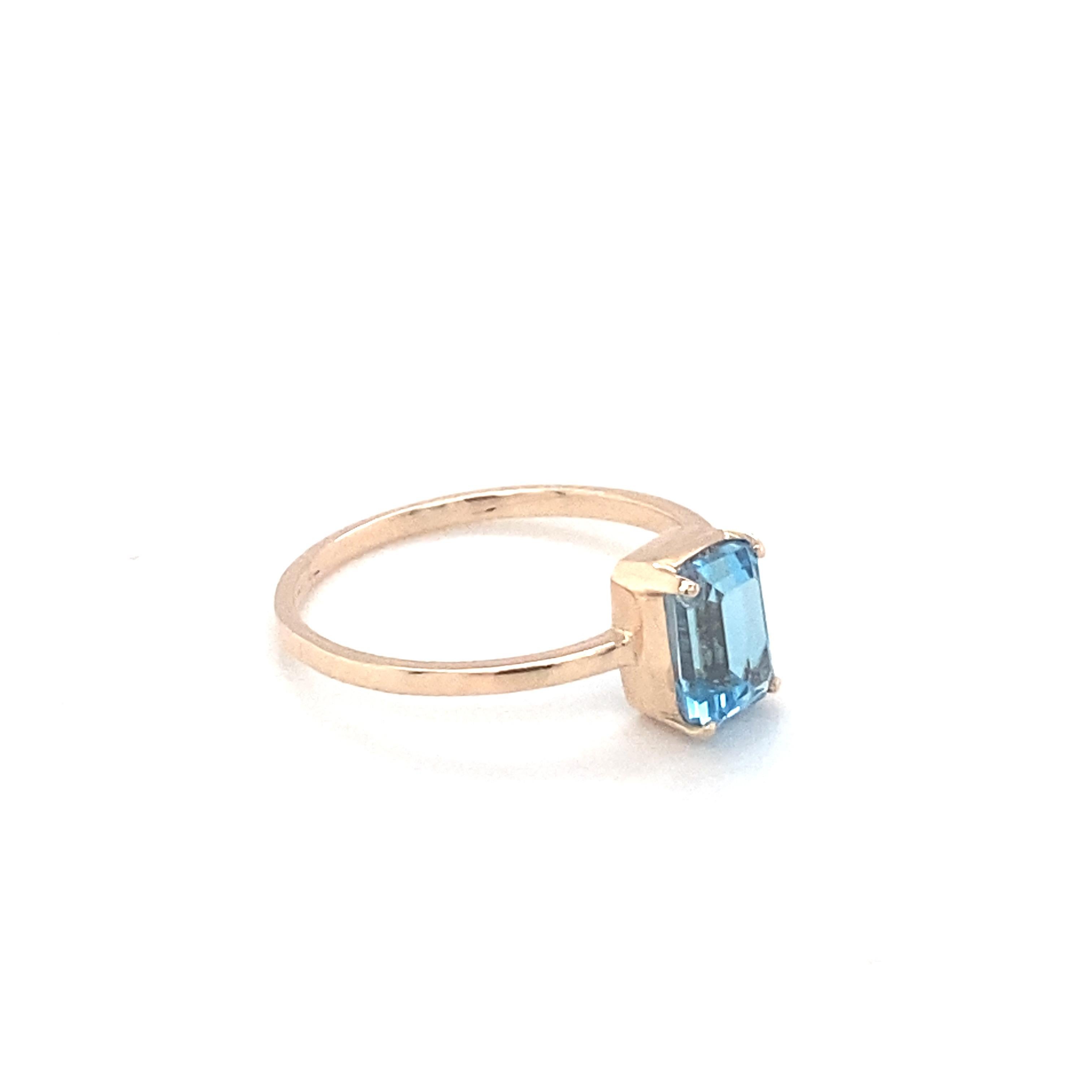 Baguette Cut Blue Topaz Yellow Gold Solitaire Ring In New Condition For Sale In Trumbull, CT