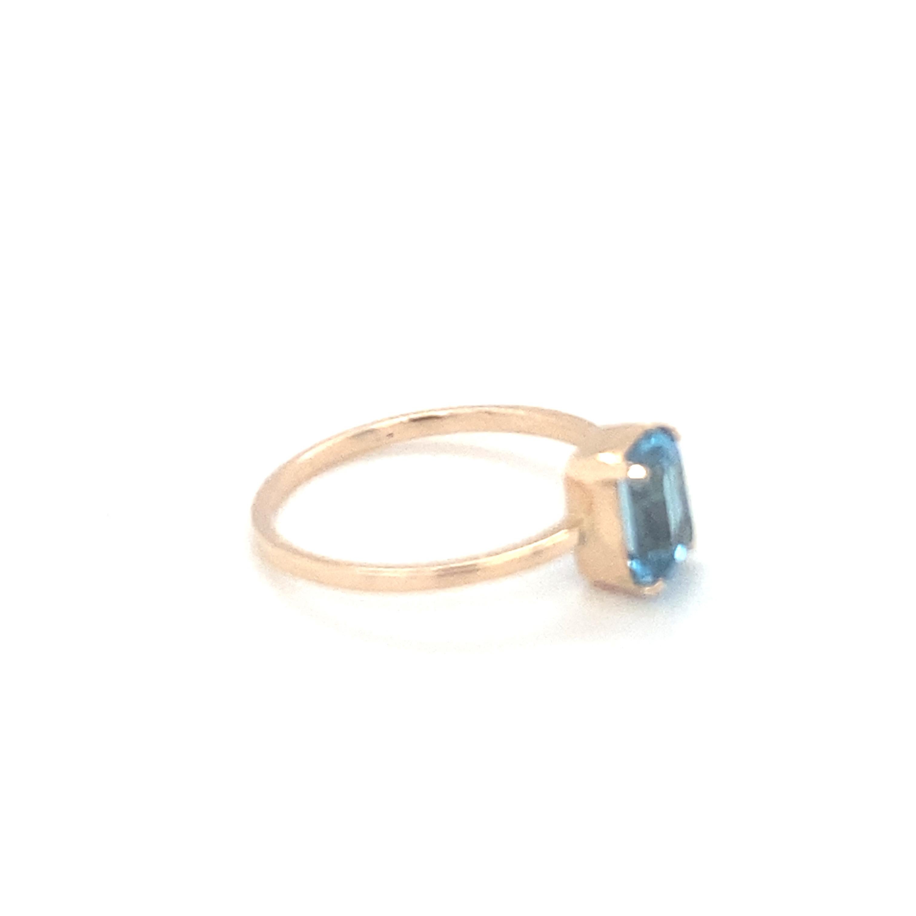 Women's Baguette Cut Blue Topaz Yellow Gold Solitaire Ring For Sale