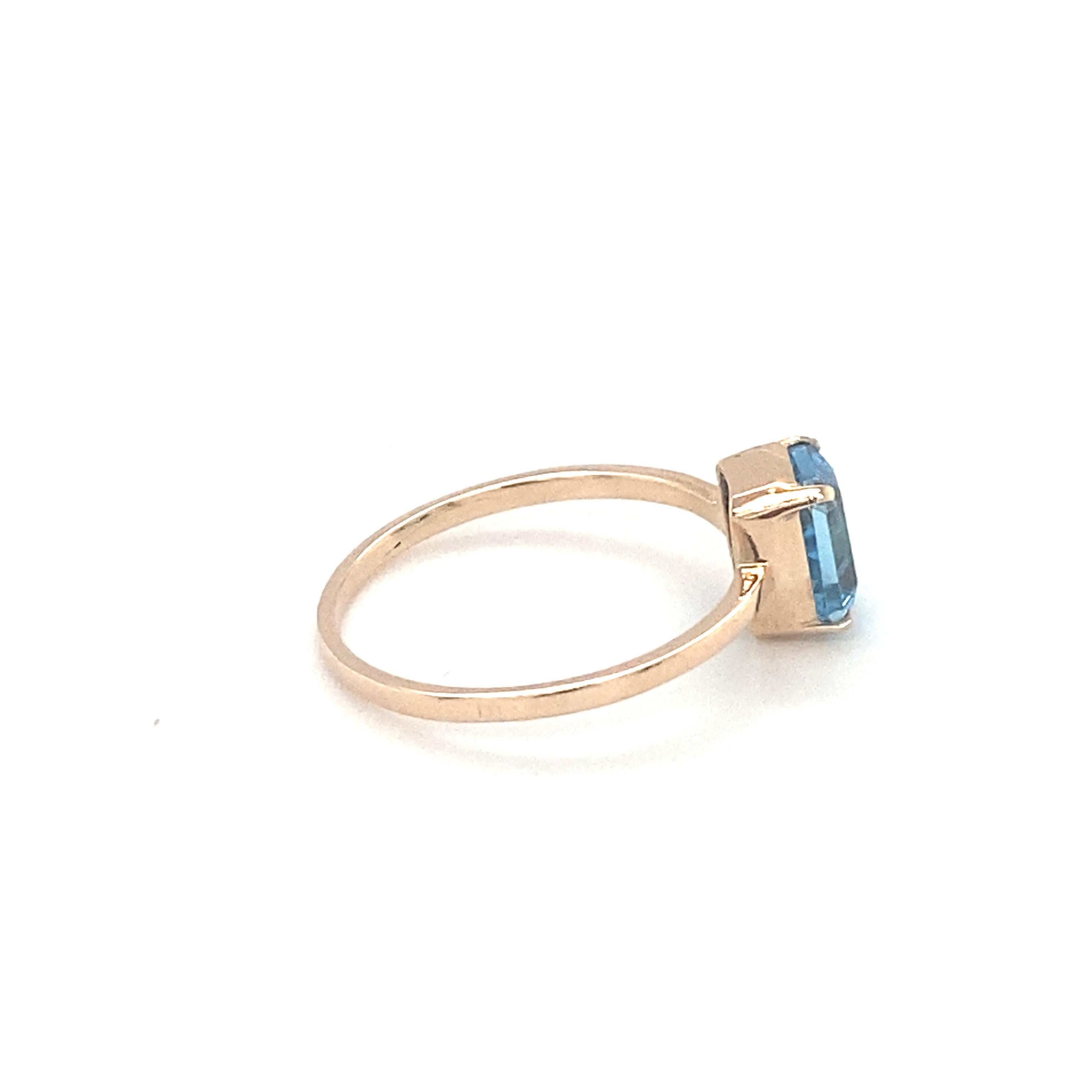 Baguette Cut Blue Topaz Yellow Gold Solitaire Ring For Sale 1