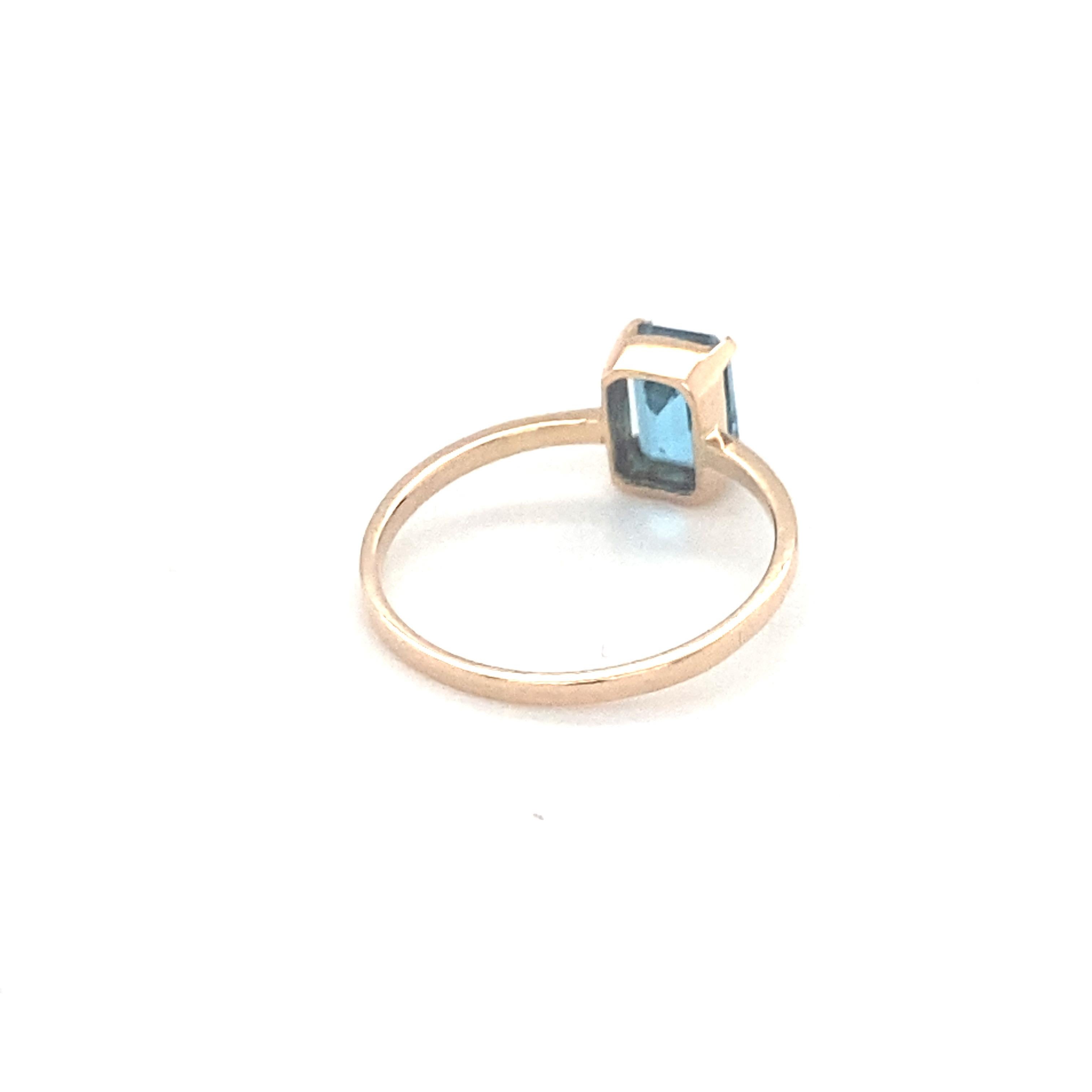 Baguette Cut Blue Topaz Yellow Gold Solitaire Ring For Sale 3