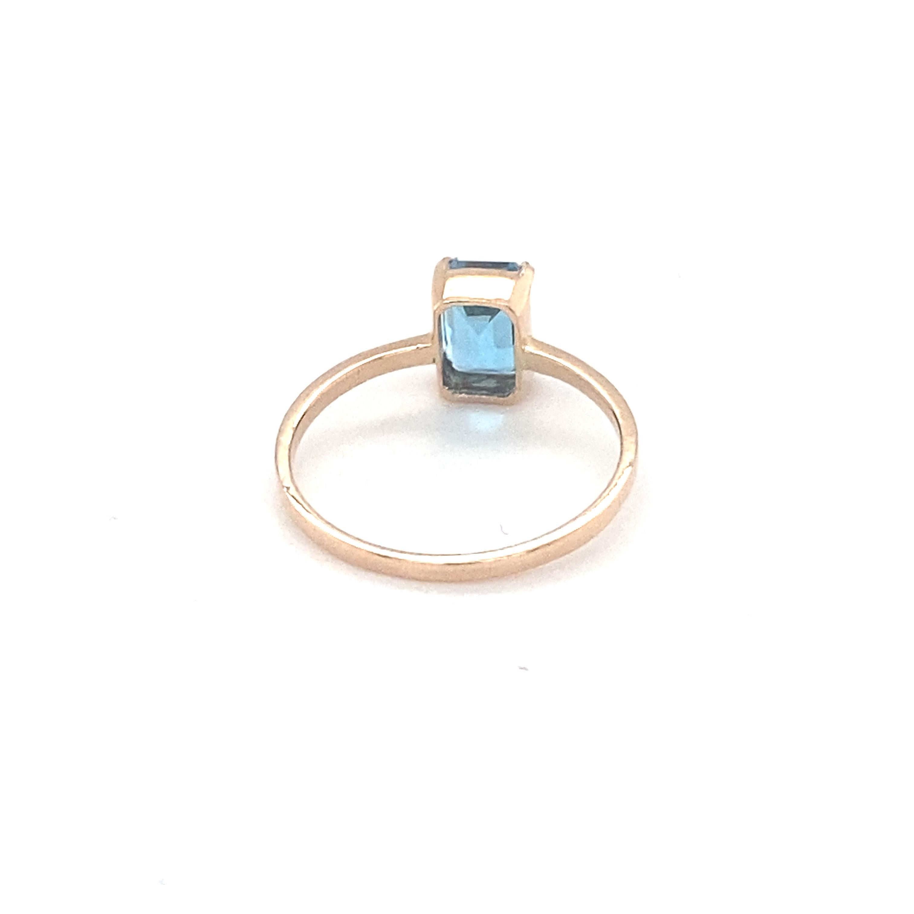 Baguette Cut Blue Topaz Yellow Gold Solitaire Ring For Sale 4